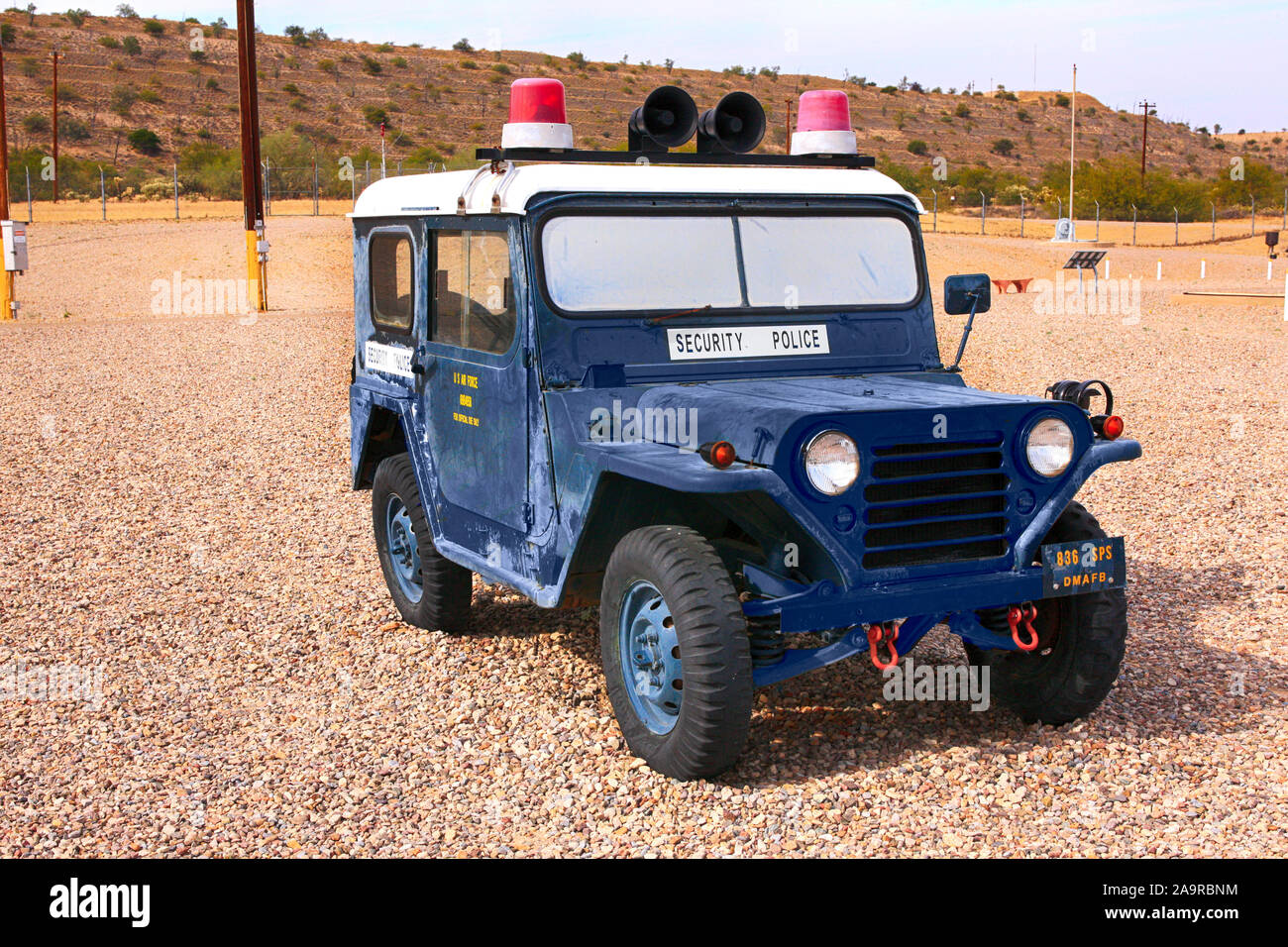 La Police militaire jeep stationnée près de ce silo ICBM Titan II près de Tucson AZ Banque D'Images