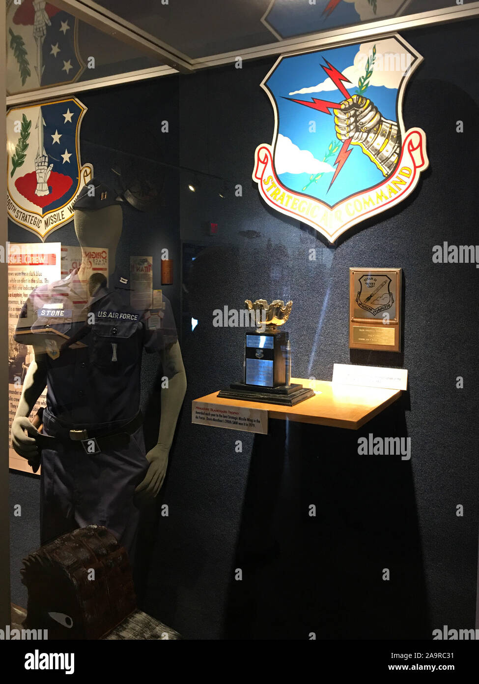 Et l'affichage de l'uniforme de ce que c'était que d'être membre de la 390e Escadre de missiles stratégiques de l'USAF entre 1962-1984 à la Museu missile Titan II Banque D'Images