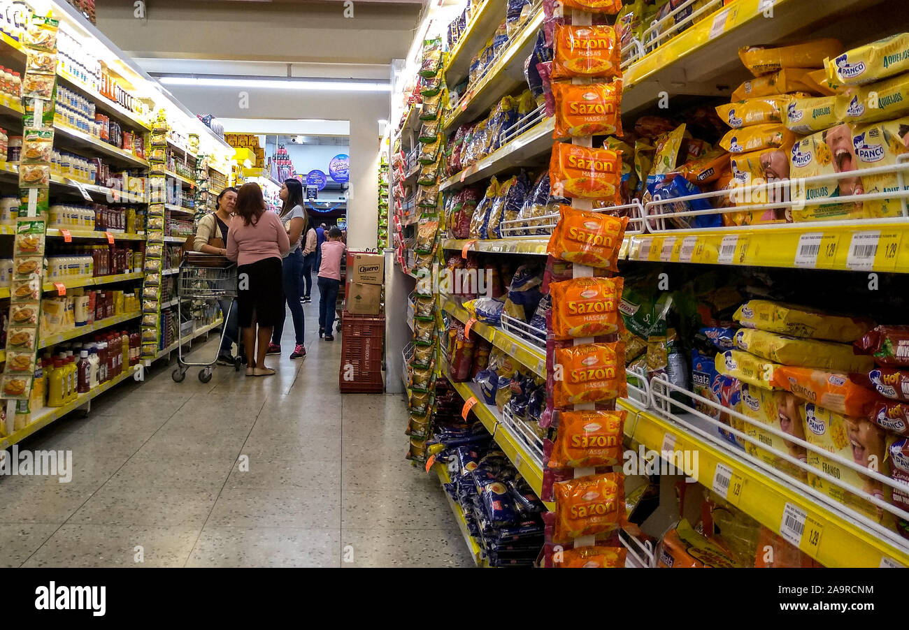 São Paulo, SP / Brésil - 16 novembre 2019 : Barbosa supermarché intérieur avec des clients commerciaux Banque D'Images