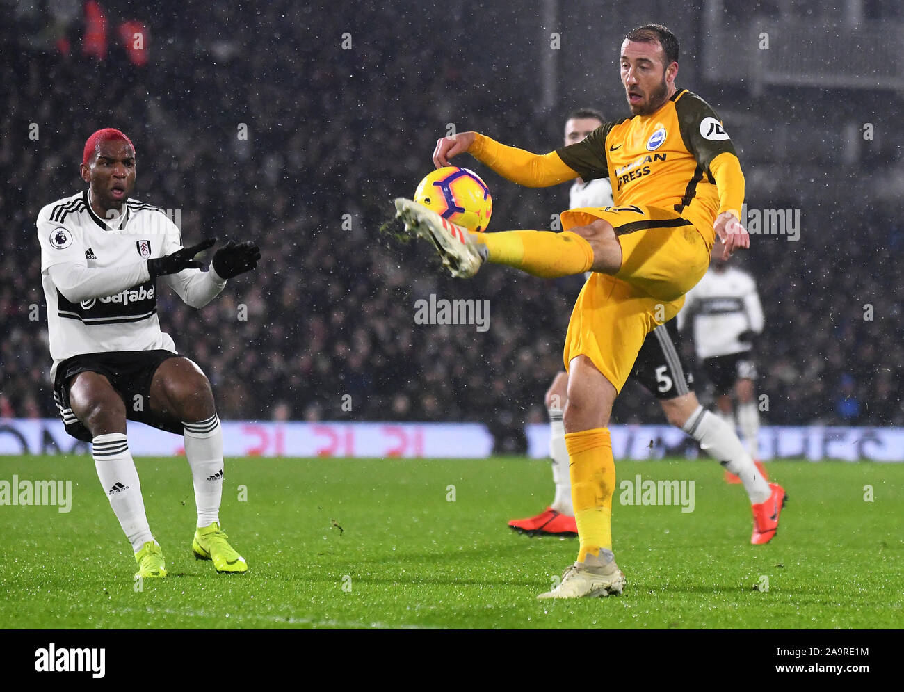 Londres, Angleterre - le 29 janvier 2019 : Ryan Babel de Fulham et Glenn Murray, de Brighton, photographié au cours de la Premier League 2018/19 match entre FC Fulham et Brighton and Hove Albion à Craven Cottage. Banque D'Images