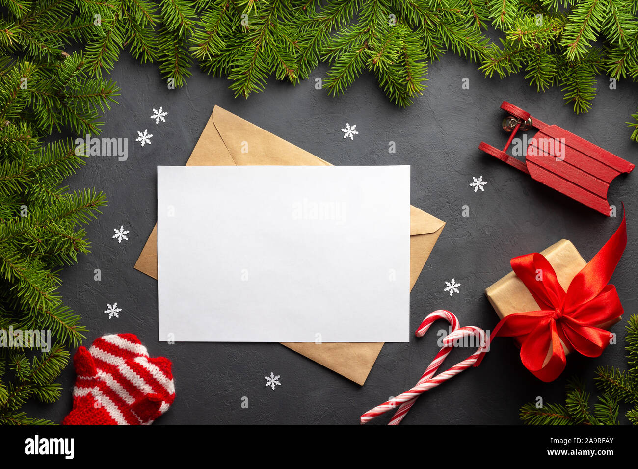Enveloppe, carte papier pour LETTRE et décoration de Noël. Immersive pour  Joyeux Noël ou bonne année. Mise à plat. Copier l'espace. Fond sombre Photo  Stock - Alamy