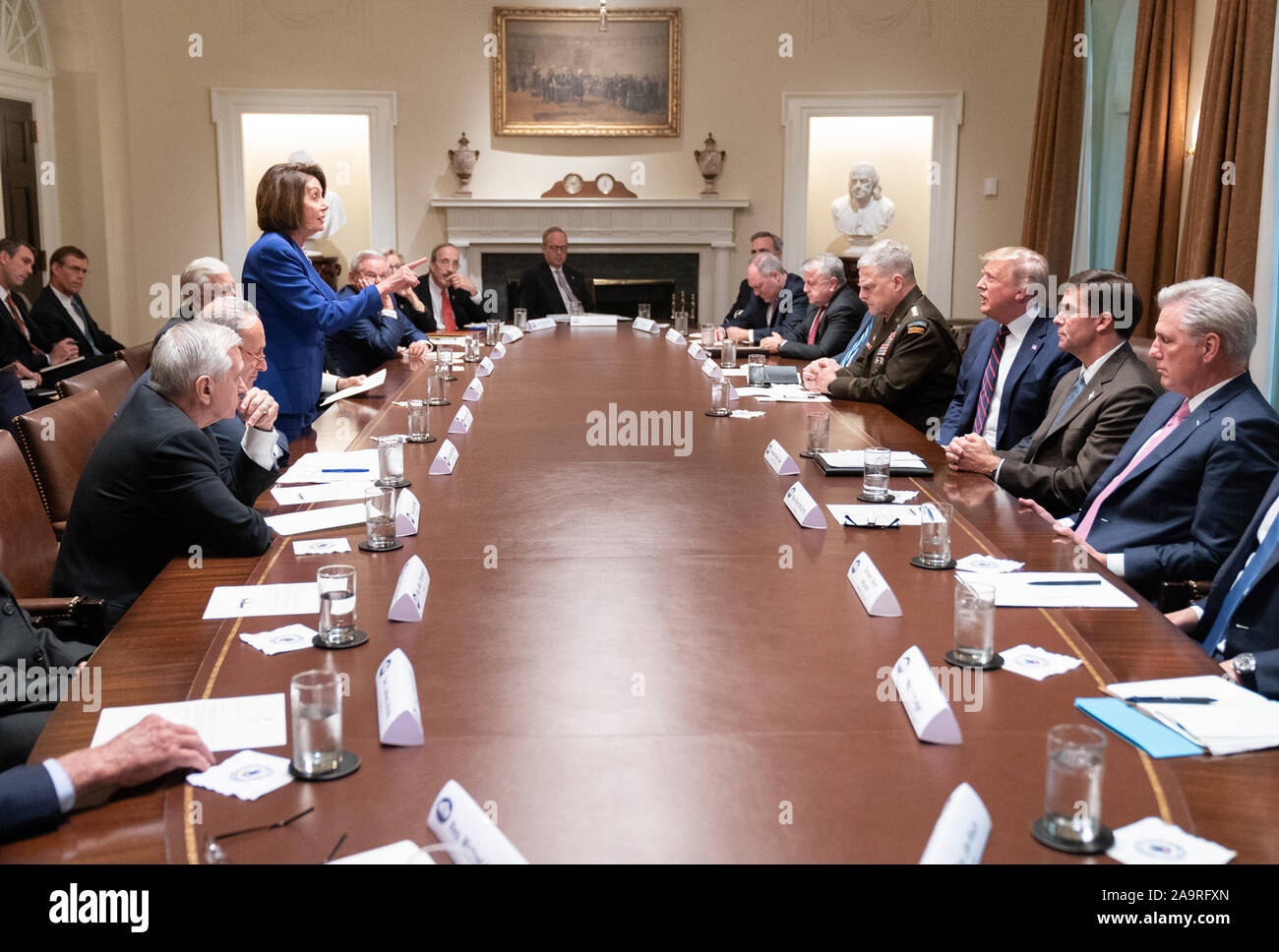 Le président Donald J. Trump rencontre avec la présidente de la Chambre Nancy Pelosi et les dirigeants du Congrès Mercredi, Octobre 16, 2019, dans la salle du Cabinet de la Maison Blanche. Banque D'Images