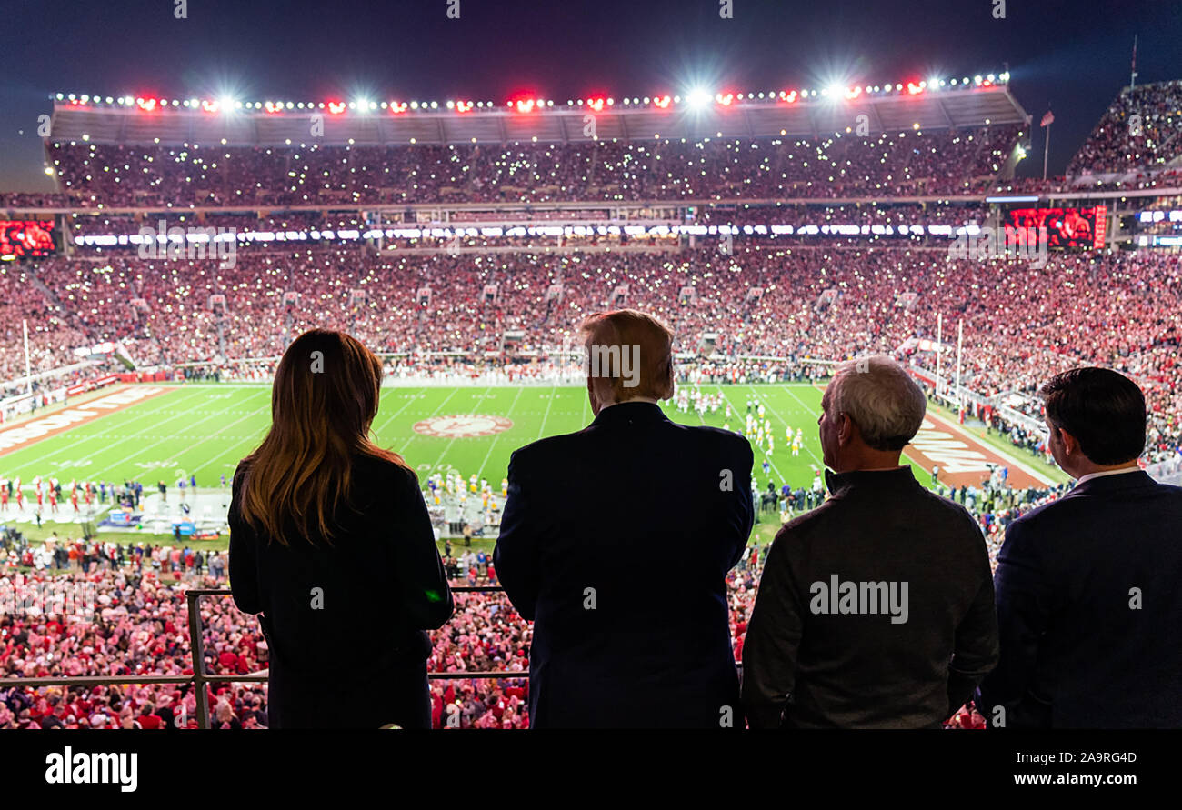 Le président Donald J. Trump et la Première Dame Melania Trump regarder l'action sur le terrain à Bryant-Denny Stadium samedi, Novembre 9, 2019, tout en fréquentant l'Université de l'Alabama - Louisiana State University football game à Tuscaloosa, en Alabama. Banque D'Images