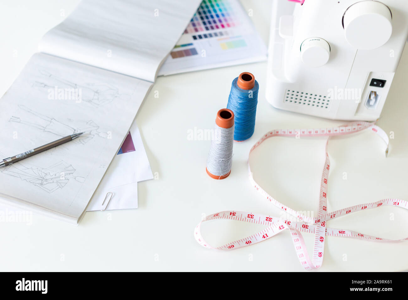 À partir de croquis ci-dessus et fournitures de couture mis sur table en atelier de couturière professionnelle Banque D'Images