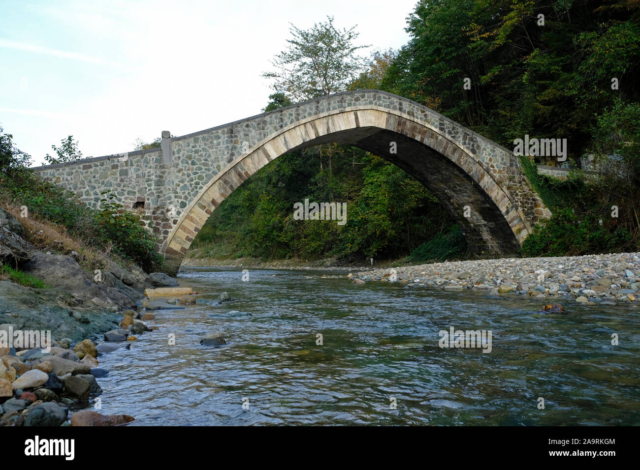Il y a de nombreux ponts de pierre Ottoman le long de la vallée d'yanbolu à Trabzon province. L'un d'entre eux est le pont de yeniköy Banque D'Images
