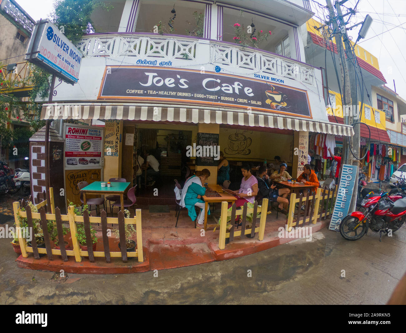 Un café en bordure de Mahabalipuram (Tamil Nadu, Inde) Banque D'Images