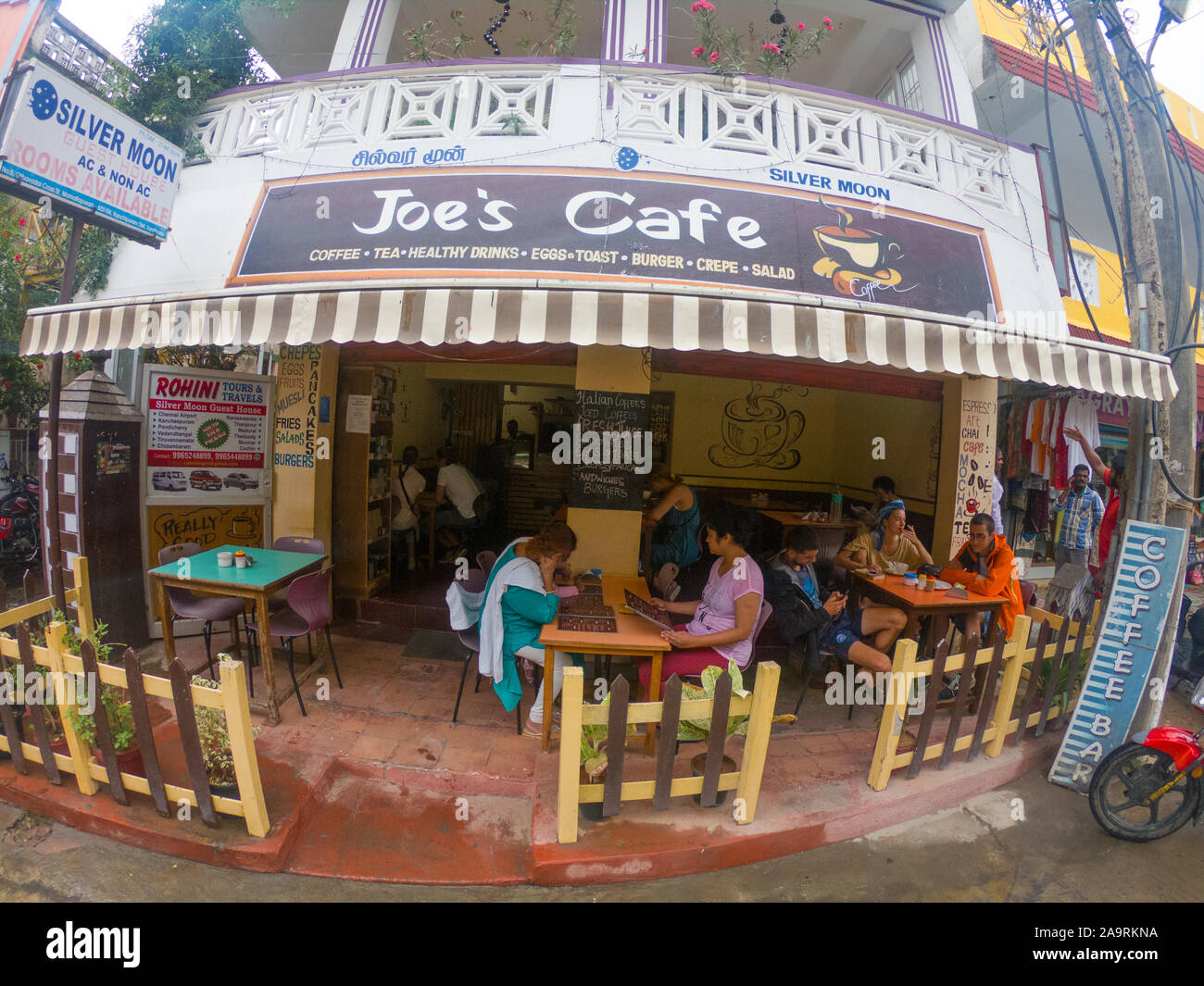 Un café en bordure de Mahabalipuram (Tamil Nadu, Inde) Banque D'Images