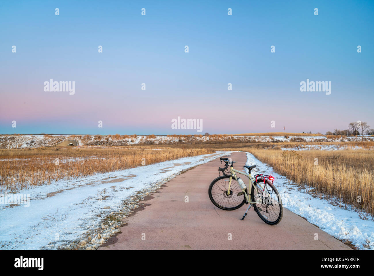 Vélos de cyclotourisme au crépuscule ou à la fin de l'automne paysage d'hiver - l'un des nombreux sentiers de vélo de Fort Collins, dans le nord du Colorado, des loisirs et des déplacements d'hiver Banque D'Images