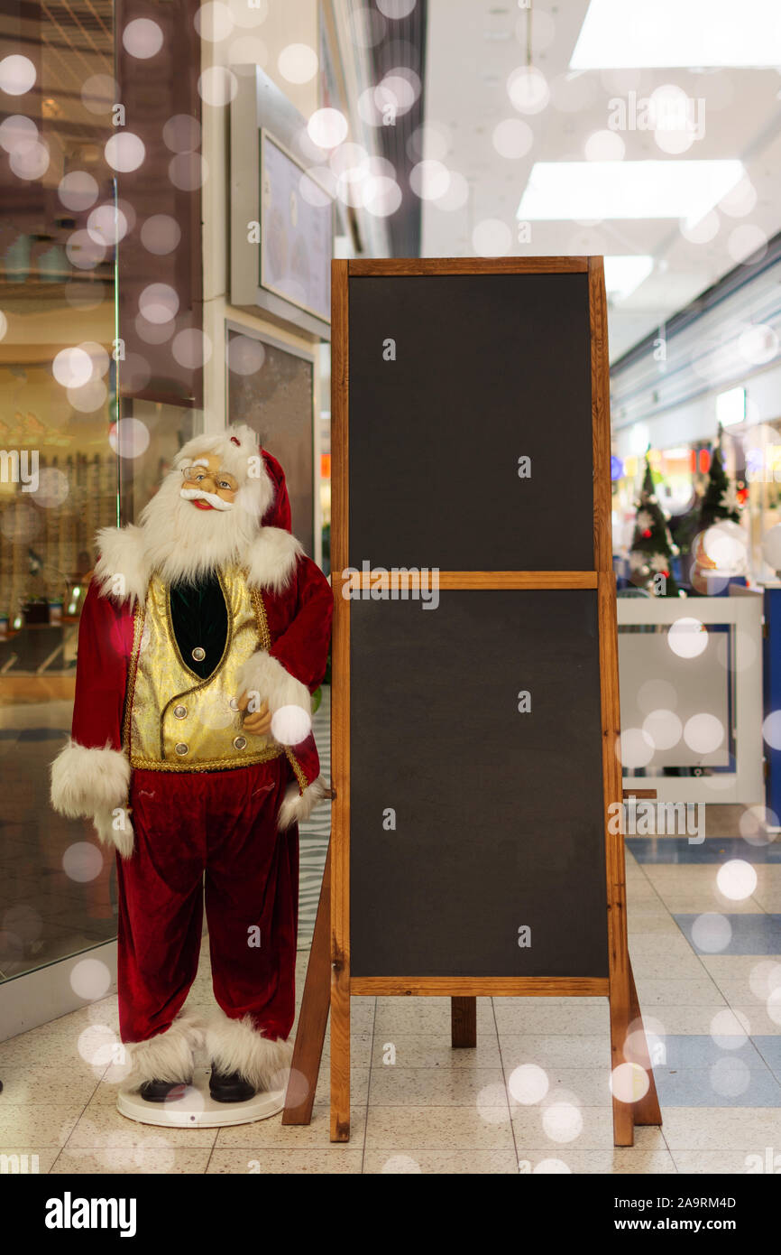 Arrière-plan de menu ou recettes de Noël. Santa Claus poupée avec fond blanc pour écrire. Banque D'Images