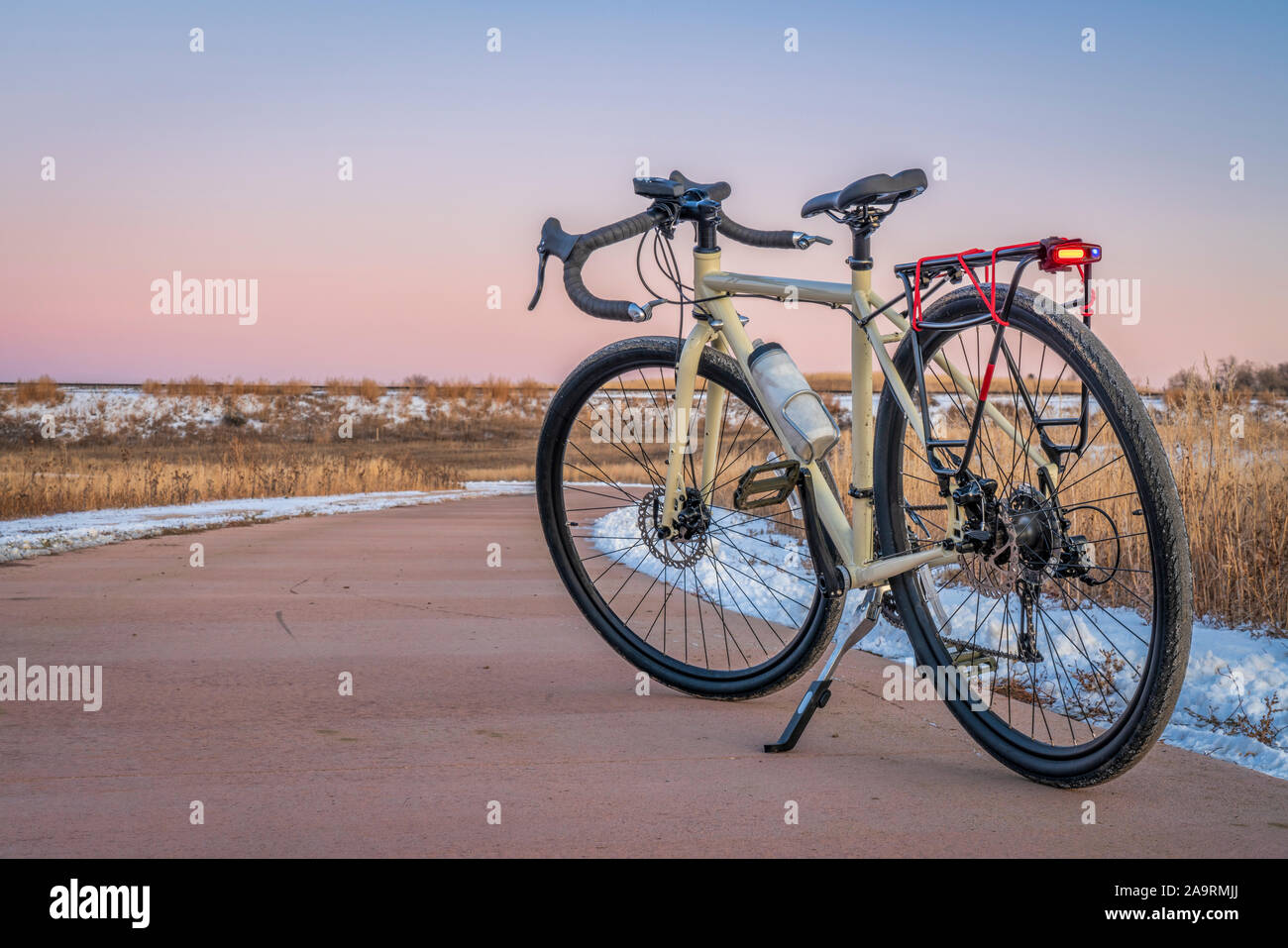 Vélos de cyclotourisme au crépuscule ou à la fin de l'automne paysage d'hiver - l'une des nombreuses Bike Trail à Fort Collins, dans le nord de la Californie, les loisirs et le navettage concep Banque D'Images