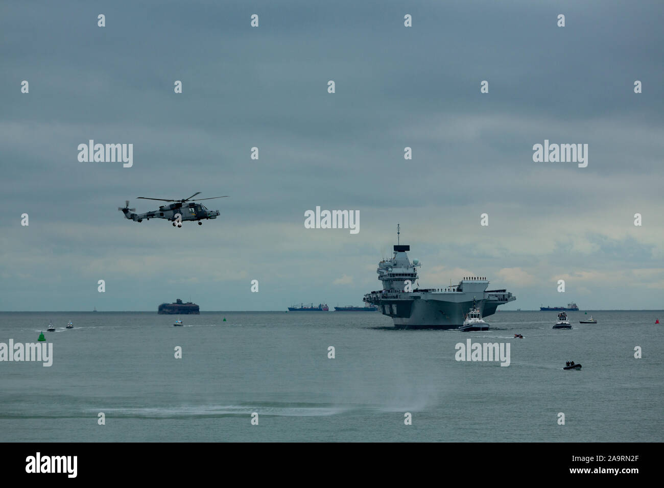 HMS Prince de Galles arrivant à Portsmouth sa nouvelle maison. La foule recueillie par une froide après-midi de novembre pour accueillir le navire de guerre massive. Banque D'Images