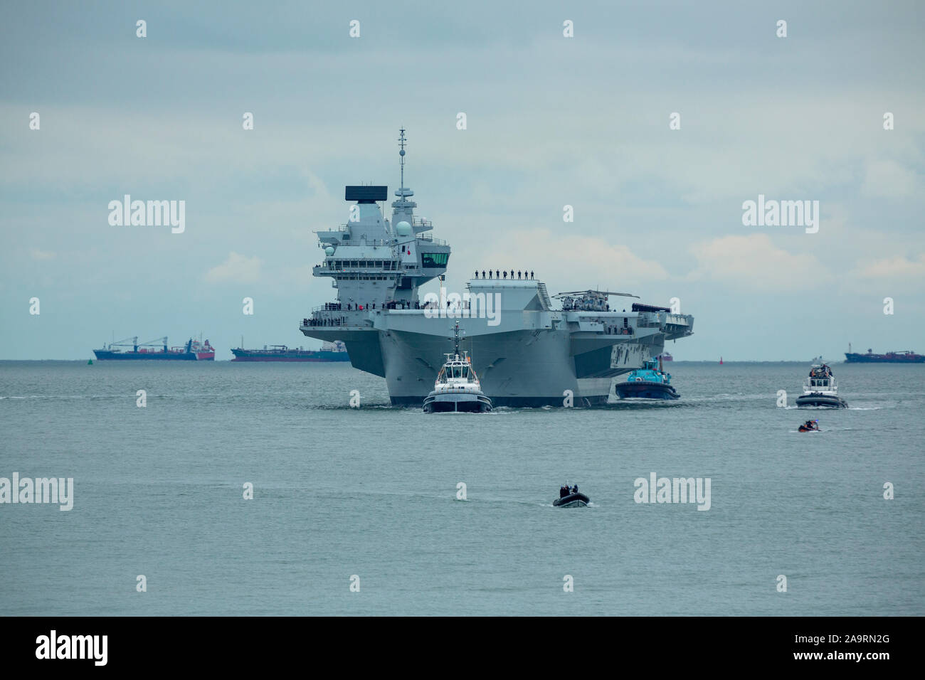 HMS Prince de Galles arrivant à Portsmouth sa nouvelle maison. La foule recueillie par une froide après-midi de novembre pour accueillir le navire de guerre massive. Banque D'Images