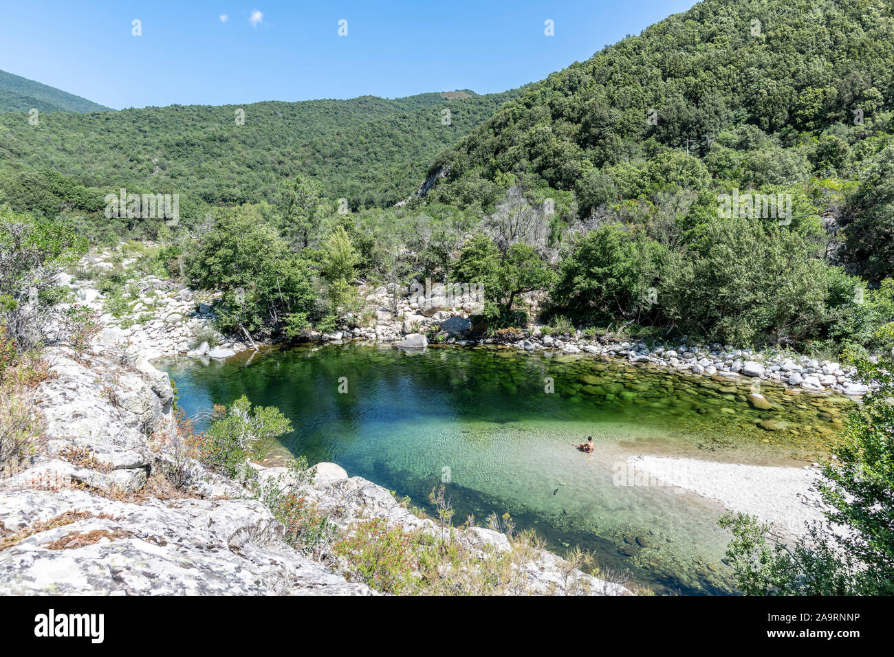 Femme adulte dans une piscine naturelle d'eau pure et douce de la rivière Travu, Corse, France, Europe Banque D'Images