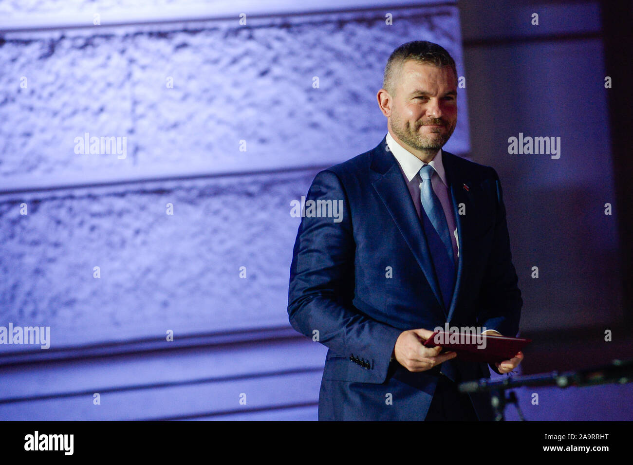 Premier Ministre de la Slovaquie, Peter Pellegrini prend la parole lors du 30e anniversaire de la révolution de velours au Musée National à Prague. Banque D'Images