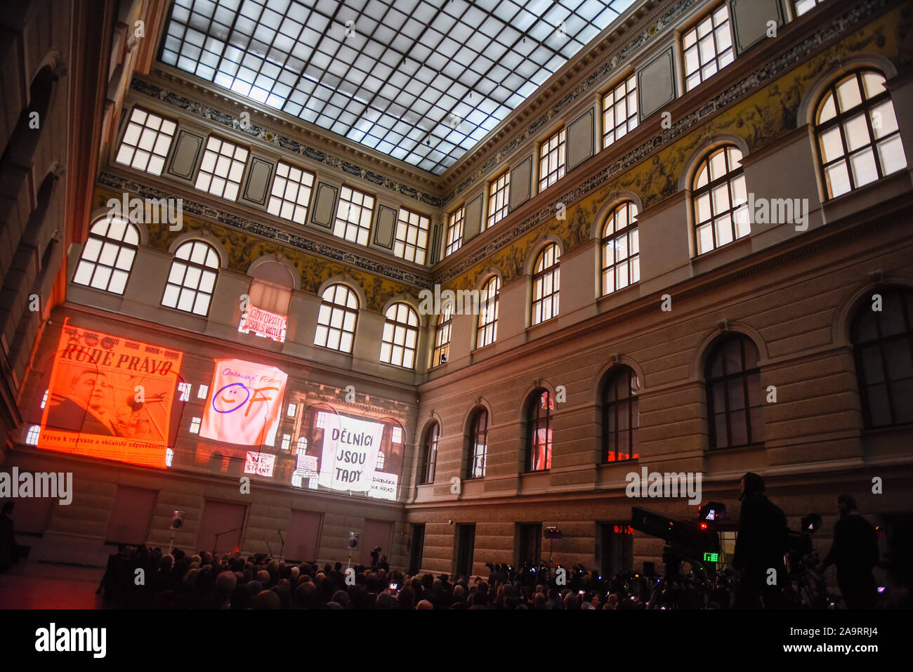 Cartographie vidéo projetés pendant le 30e anniversaire de la révolution de velours au Musée National à Prague. Banque D'Images