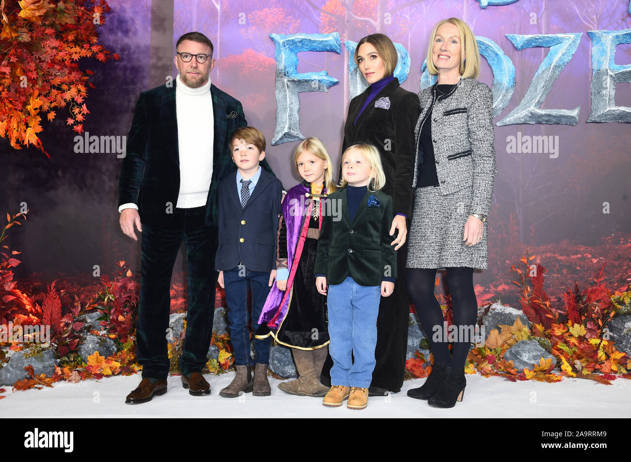 Guy Ritchie (à gauche) et Jacqui Ainsley (deuxième à droite) et la famille participant à la première européenne de produits surgelés 2 tenue à la BFI South Bank, Londres. Banque D'Images
