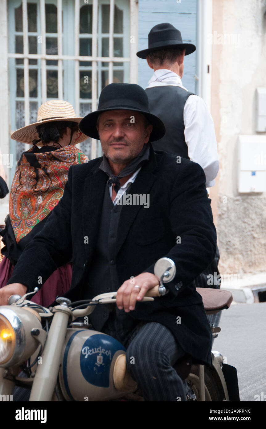 L'homme habillé dans de vieux vêtements, d'fashioneed sur une moto vintage.heritage  day,France Photo Stock - Alamy