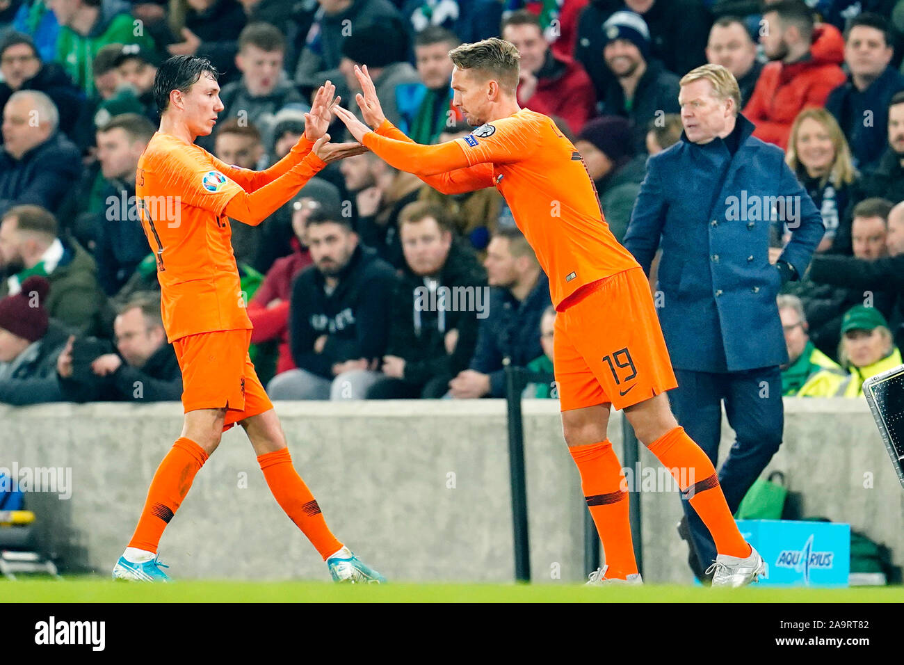 BELFAST, 16-11-2019 , Stade Windsor Park. Luuk de Jong (R) remplace Steven Berghuis (L) au cours de l'Euro jeu Qualificatif d'Irlande -Pays-Bas 0-0. Banque D'Images