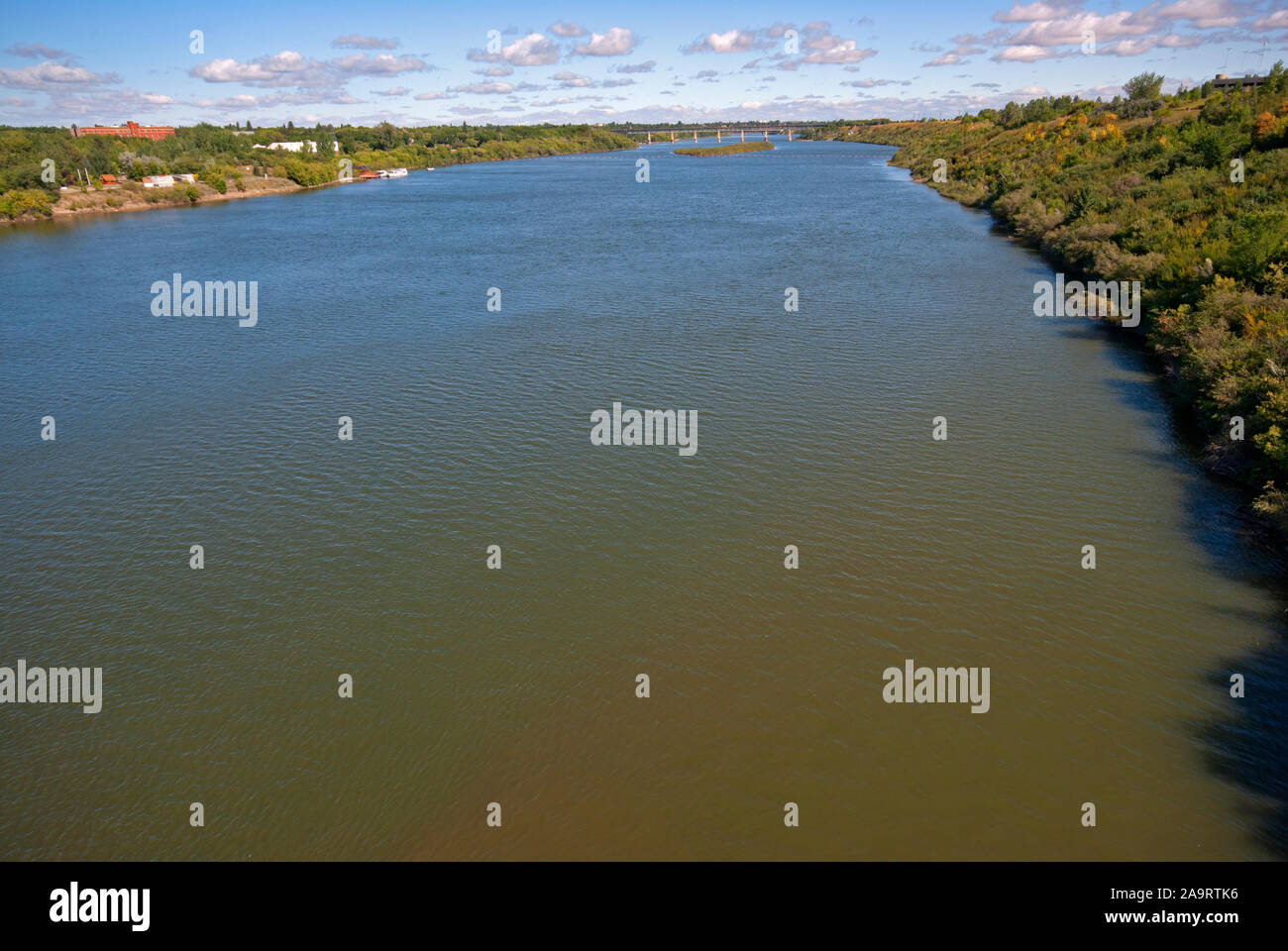 La rivière Saskatchewan Sud traverse Saskatoon, Saskatchewan, Canada Banque D'Images