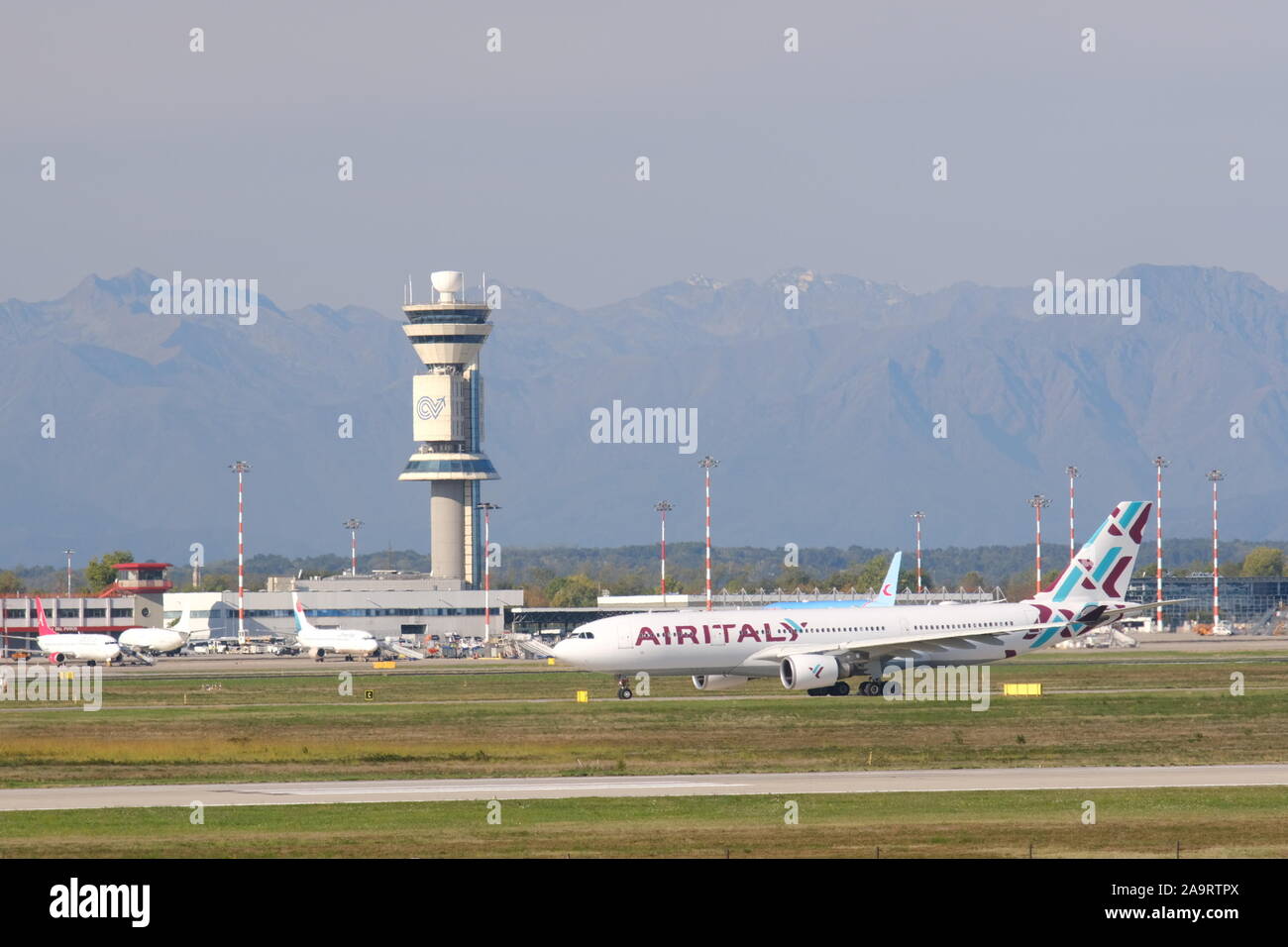 Milano, Malpensa, Lombardie, Italie. À propos de 10/2019. Air Italy Airbus Airbus A330-202 avion sur la piste de l'aéroport de Malpensa. Dans l'arrière-plan les buil Banque D'Images