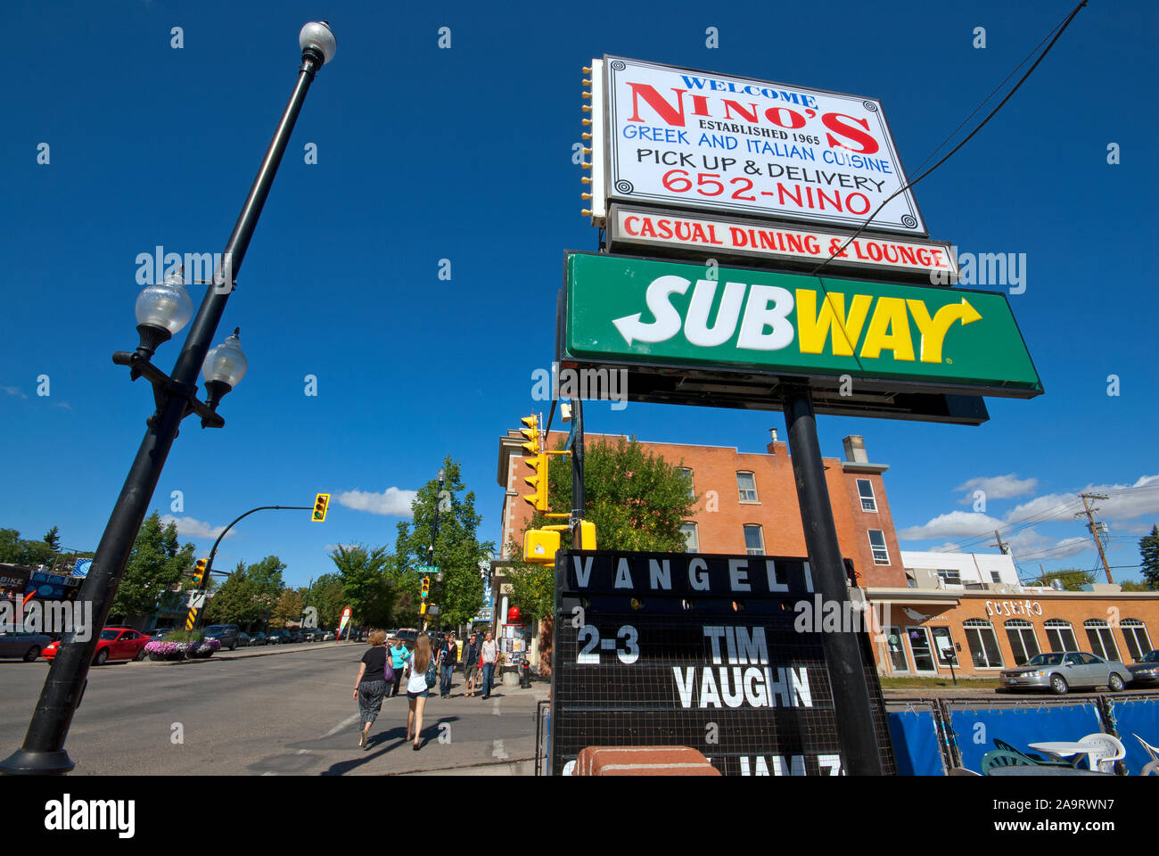 Signes et les gens de l'avenue Broadway, Saskatoon, Saskatchewan, Canada Banque D'Images
