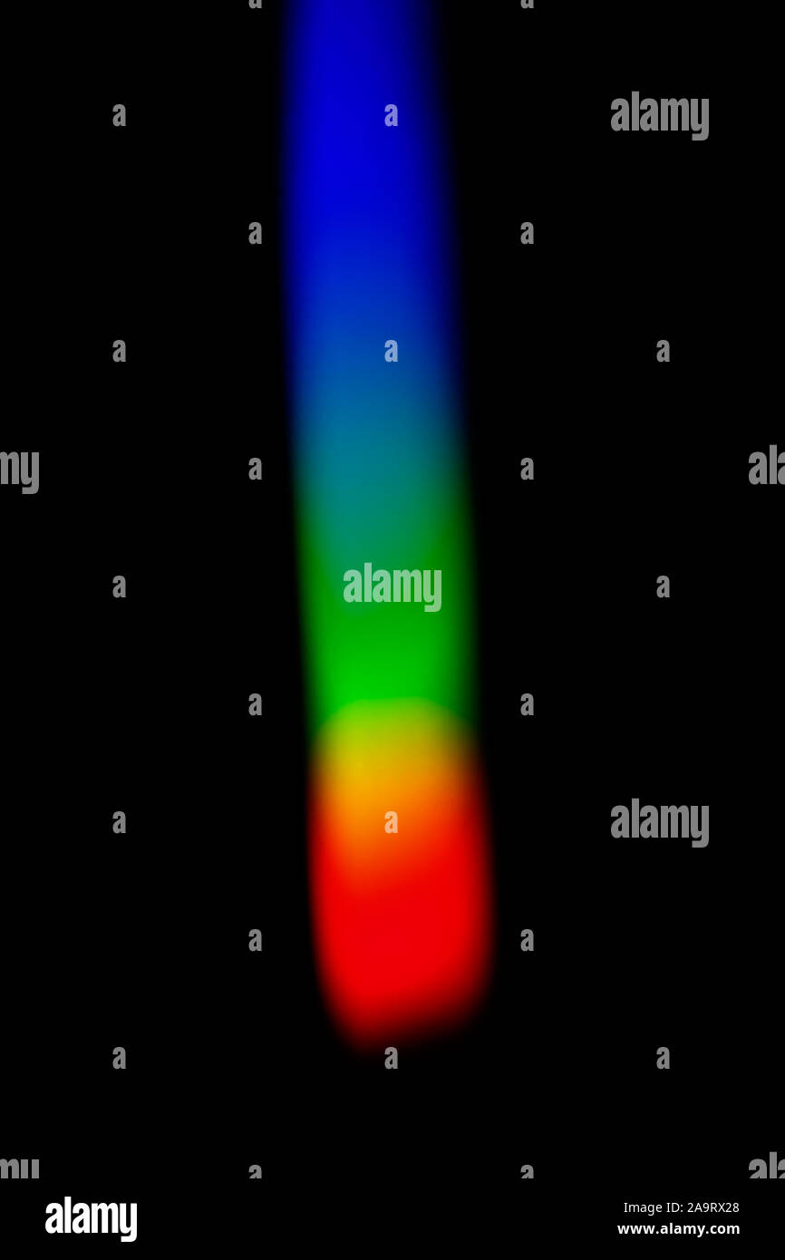 Écran noir avec spectre coloré en raison de la dispersion de la lumière solaire blanche en prisme triangulaire Banque D'Images