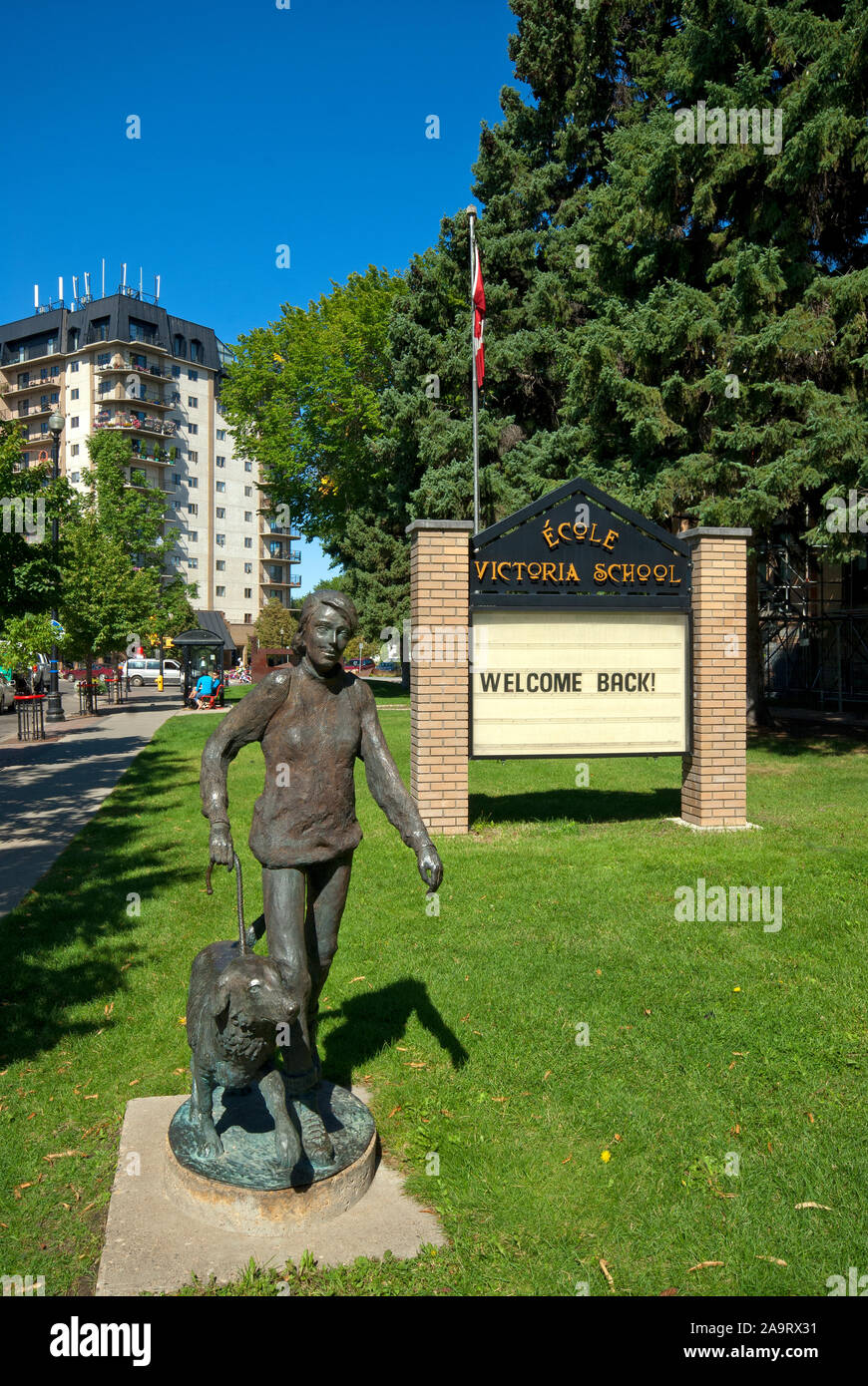 Statue en bronze d'une femme et son chien (par Bill Epp en 1989) près de l'Ecole l'école Victoria, Saskatoon, Saskatchewan, Canada Banque D'Images