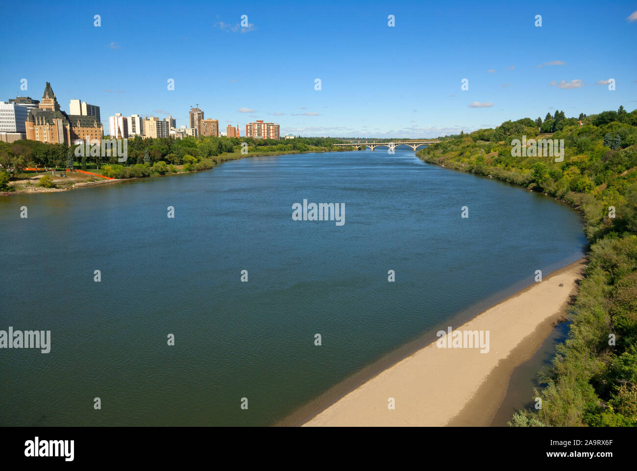 La rivière Saskatchewan Sud traverse Saskatoon, Saskatchewan, Canada Banque D'Images