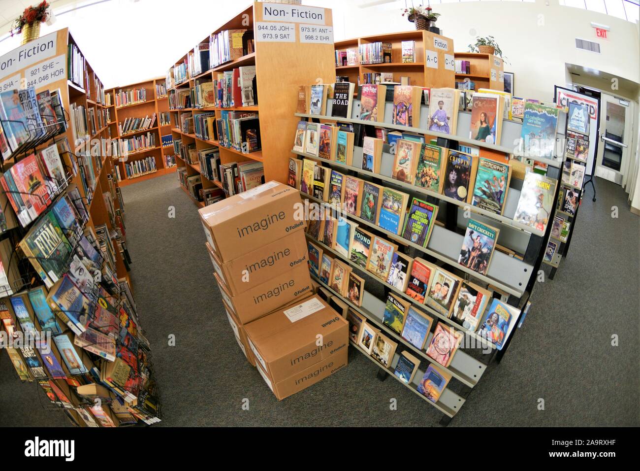 Nouveaux livres arrivent dans des boîtes à la California high school de prêt pour le début de l'année scolaire aux étudiants pour les mathématiques, l'allumé, la société, l'art, études sociales Banque D'Images