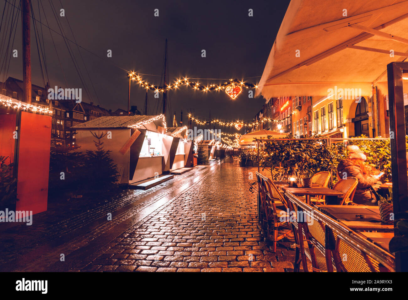 Marché de Noël de Nyhavn pendant la nuit avec des décorations de noël copenhagen danemark Banque D'Images