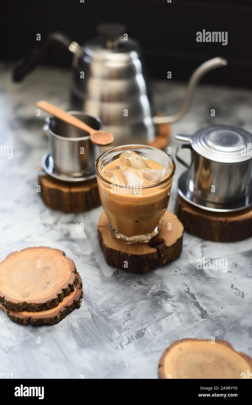 Café glacé fait avec du lait de coco un style vietnamien sur fond sombre à la verticale Banque D'Images