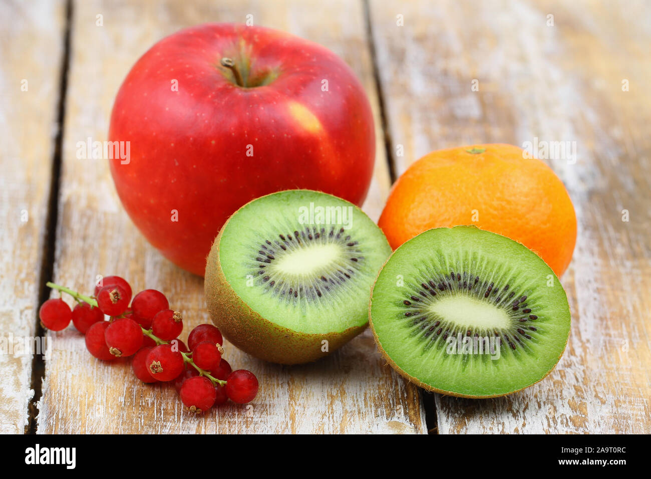 Les fruits : kiwi, pomme, mandarine et red current - meilleure source de vitamine C Banque D'Images