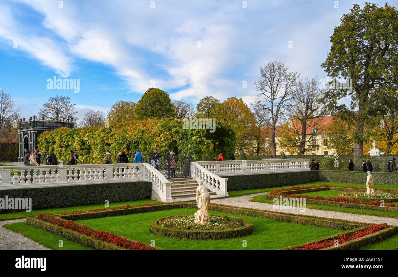 Vienne, AUTRICHE - NOVEMBRE 2019 : partie des jardins du palais Schönbrunn à Vienne avec les visiteurs de marcher Banque D'Images