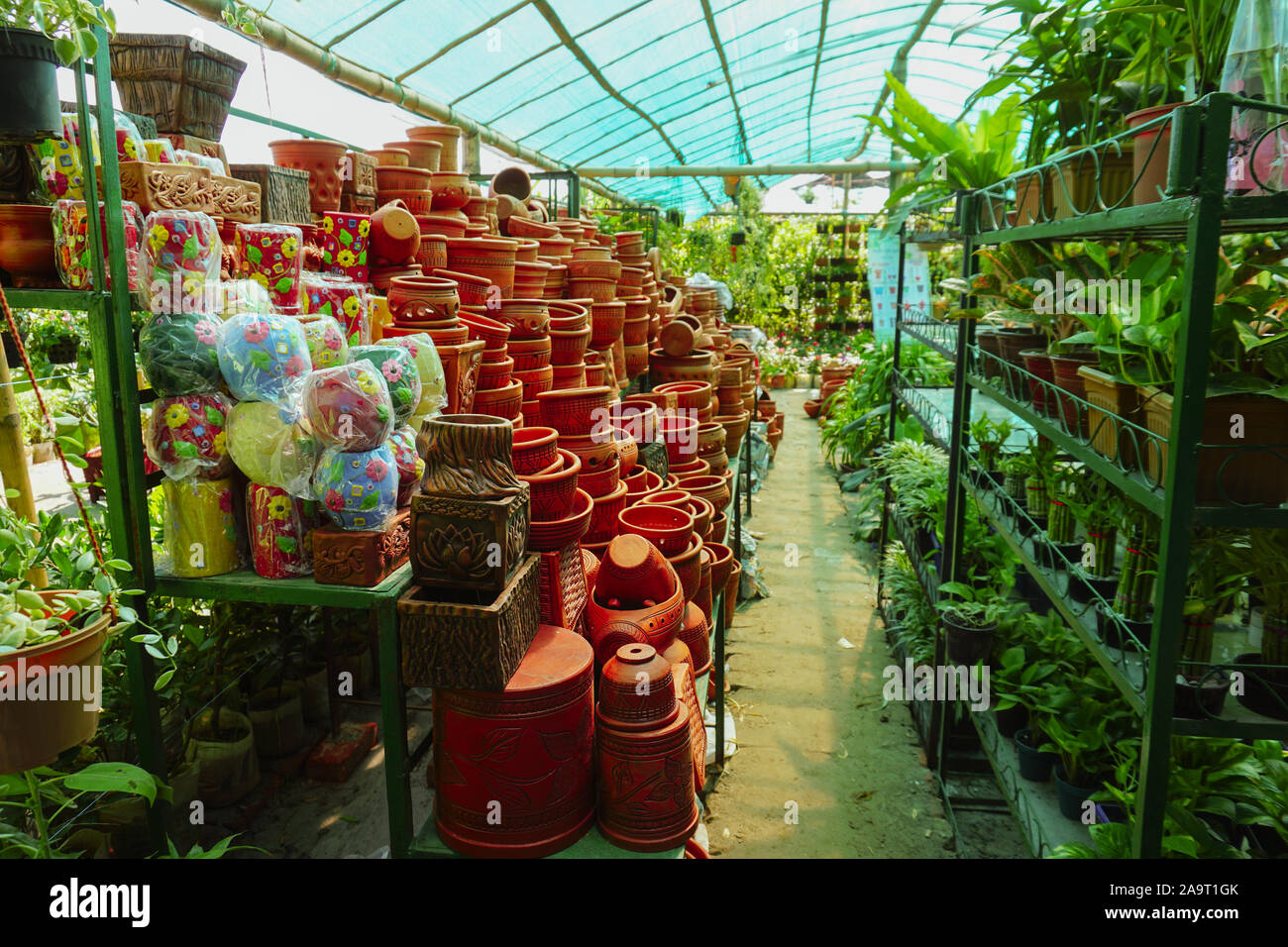 Différents types de poteries qui sont utilisées dans les jardins d'pot en argile dans le jardin. Il est prêt au Bangladesh. Il est aussi exporté à l'étranger en faisant divers Banque D'Images