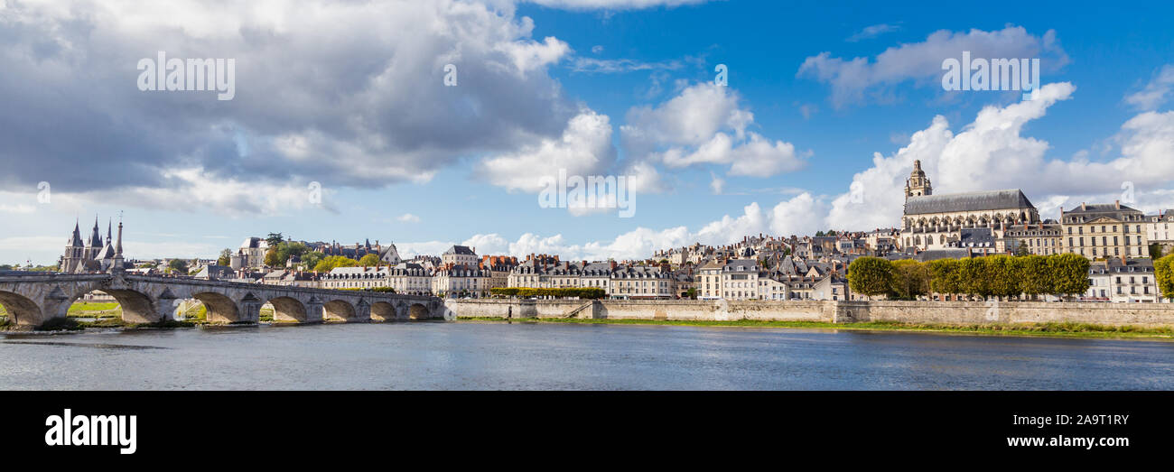 Cityscape Blois avec la Cathédrale de St Lois et ancien pont de pierre sur la Loire, Loir-et-Cher en France Banque D'Images