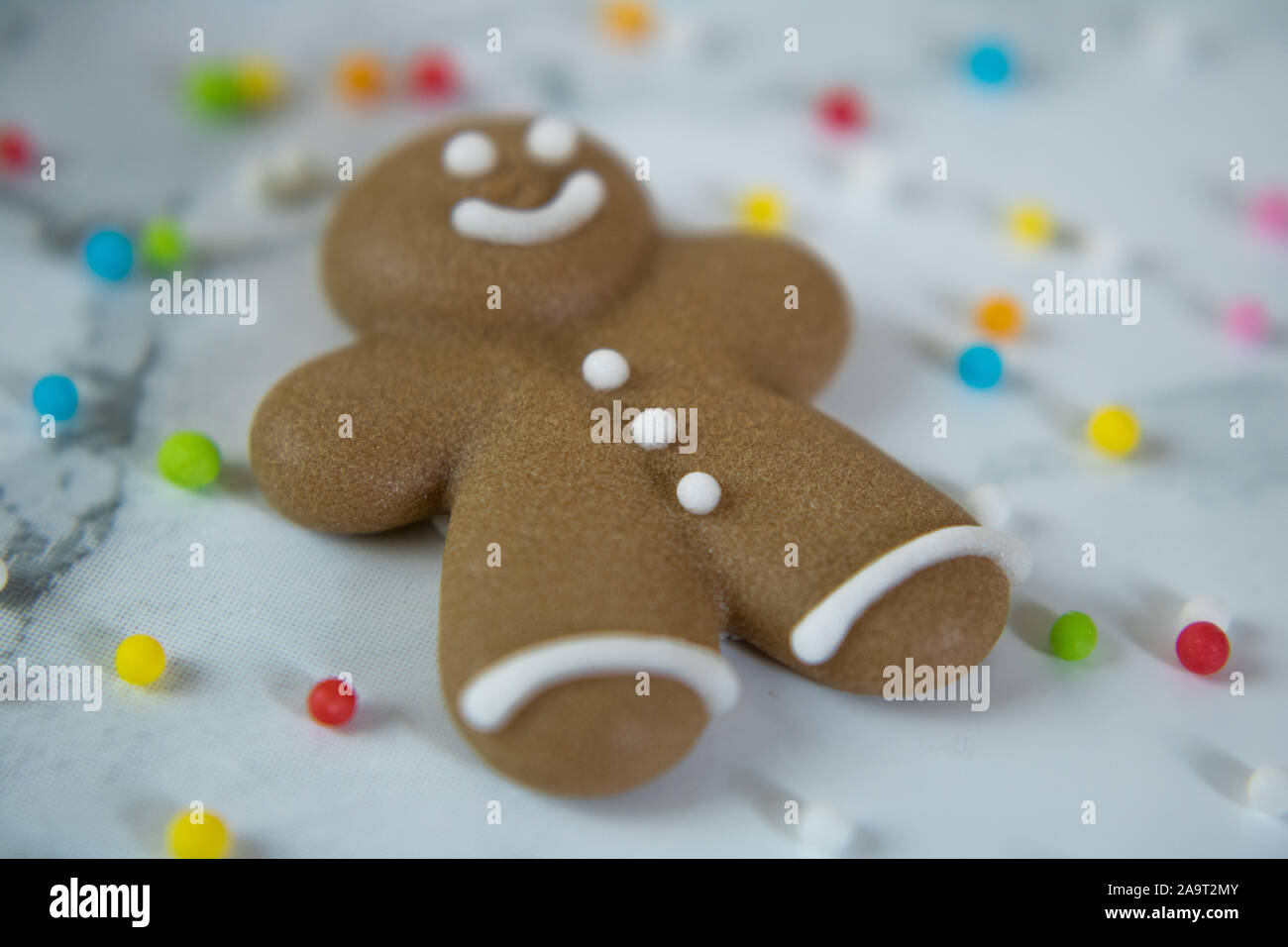 La photographie de l'alimentation d'une table en marbre décoré de rouge et or chic chic les cookies de Noël et épices Banque D'Images