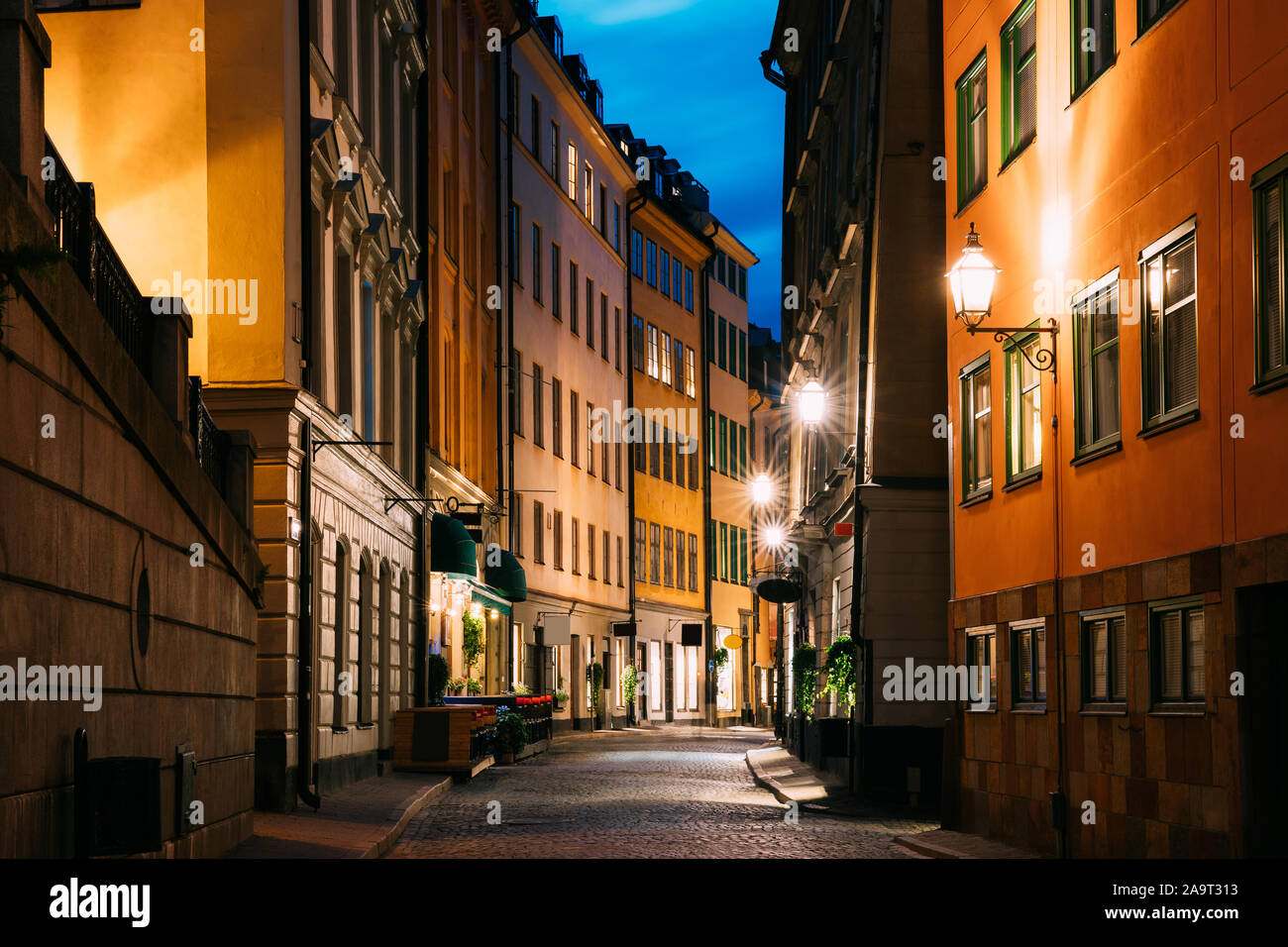 Stockholm, Suède. Vue de nuit sur la rue de Stockholm traditionnels. Quartier résidentiel, rue confortable au centre-ville. Osterlanggatan Street dans quartier historique Banque D'Images