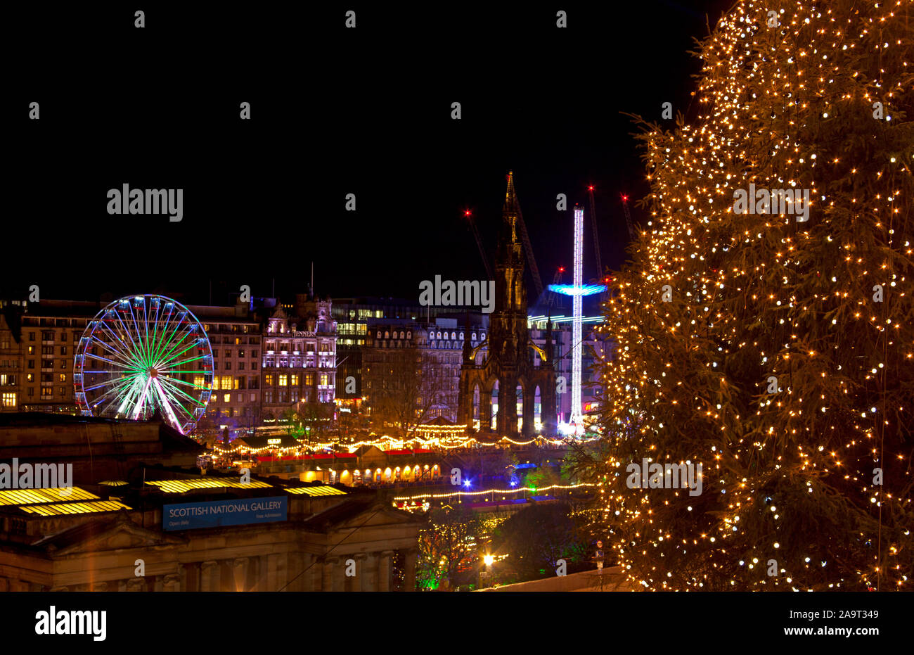 Edinburgh, Ecosse, Royaume-Uni. 17 novembre 2019. Après une première journée complète dans les jardins de Princes Street Marché de Noël finition avec lumière nuit où ils passent les lumières d'arbre de Noël sur en haut de la butte. Banque D'Images