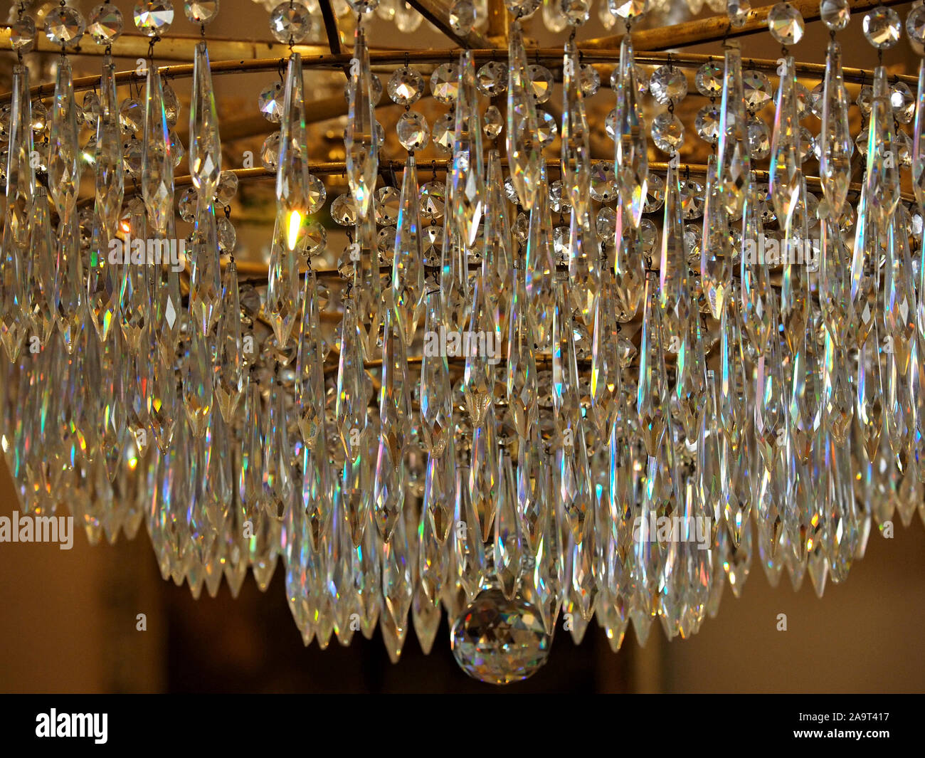 Multi-couleur effet prismatique de lustre pendentif scintillant avec des couleurs arc-en-ciel réfractée dans le nombre de gouttelettes en cristal Banque D'Images