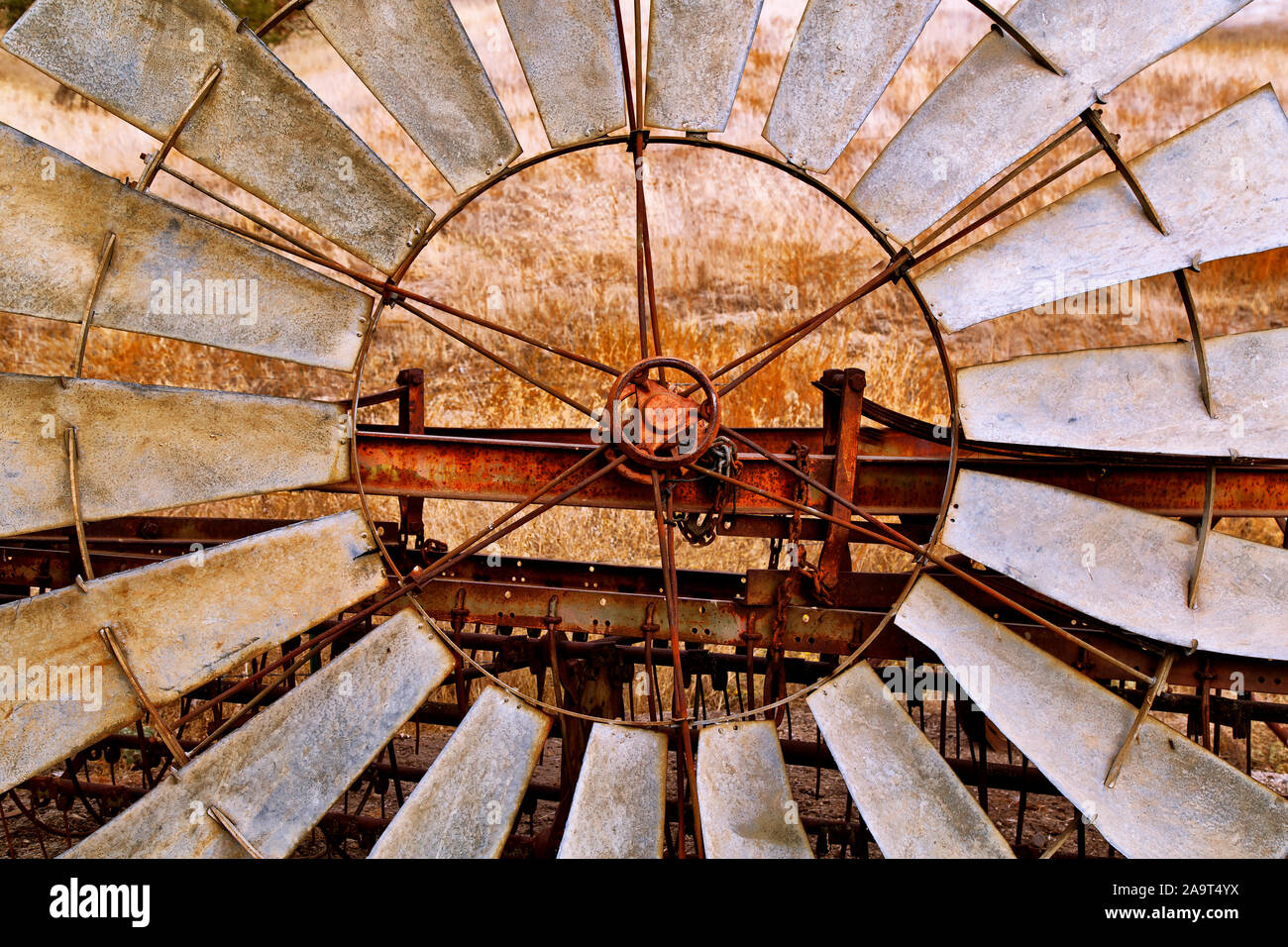 Pompe éolienne classique à la retraite, multi-pales a été utilisé pour pomper l'eau de puits souterrain relié à une pompe à piston. Banque D'Images