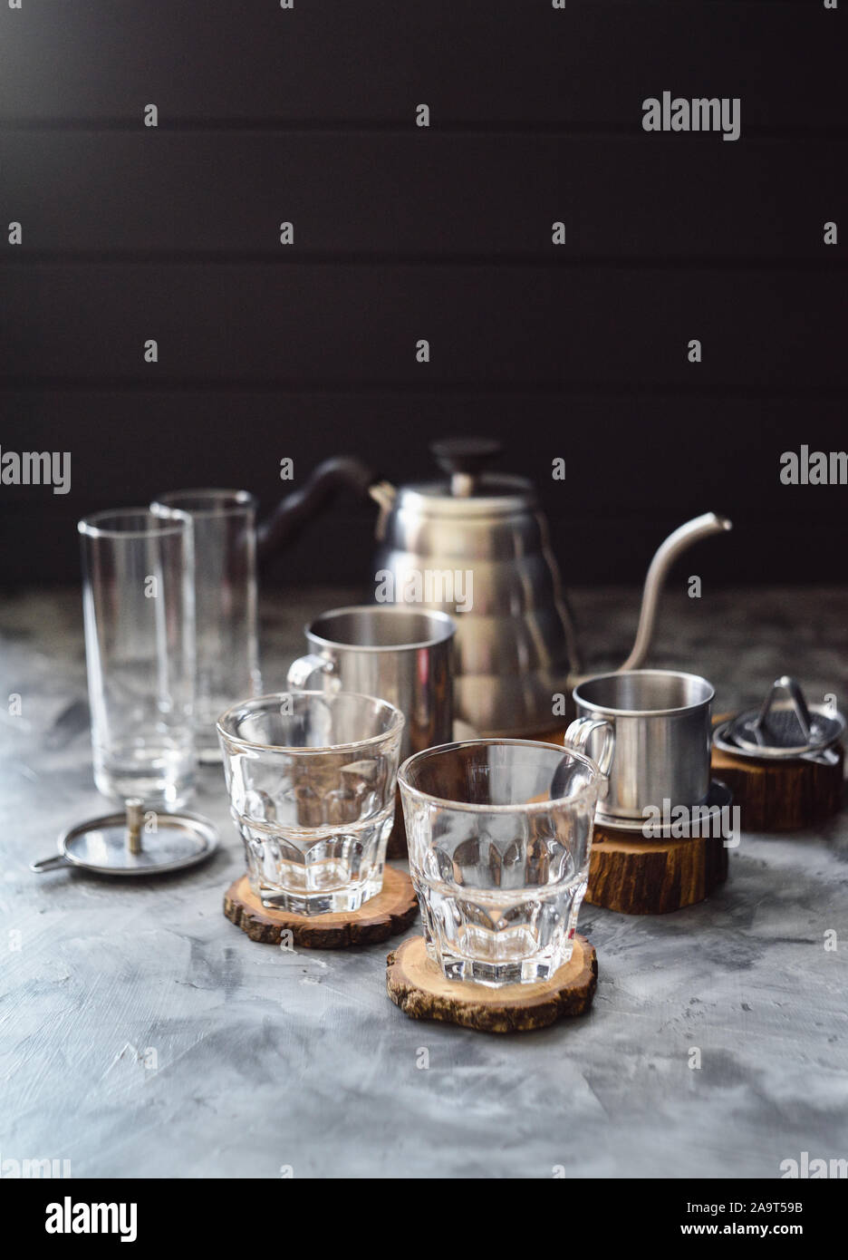 Café vietnamien faisant dans les verres avec cafetière phin et Goose neck électrique sur fond sombre copy space Banque D'Images