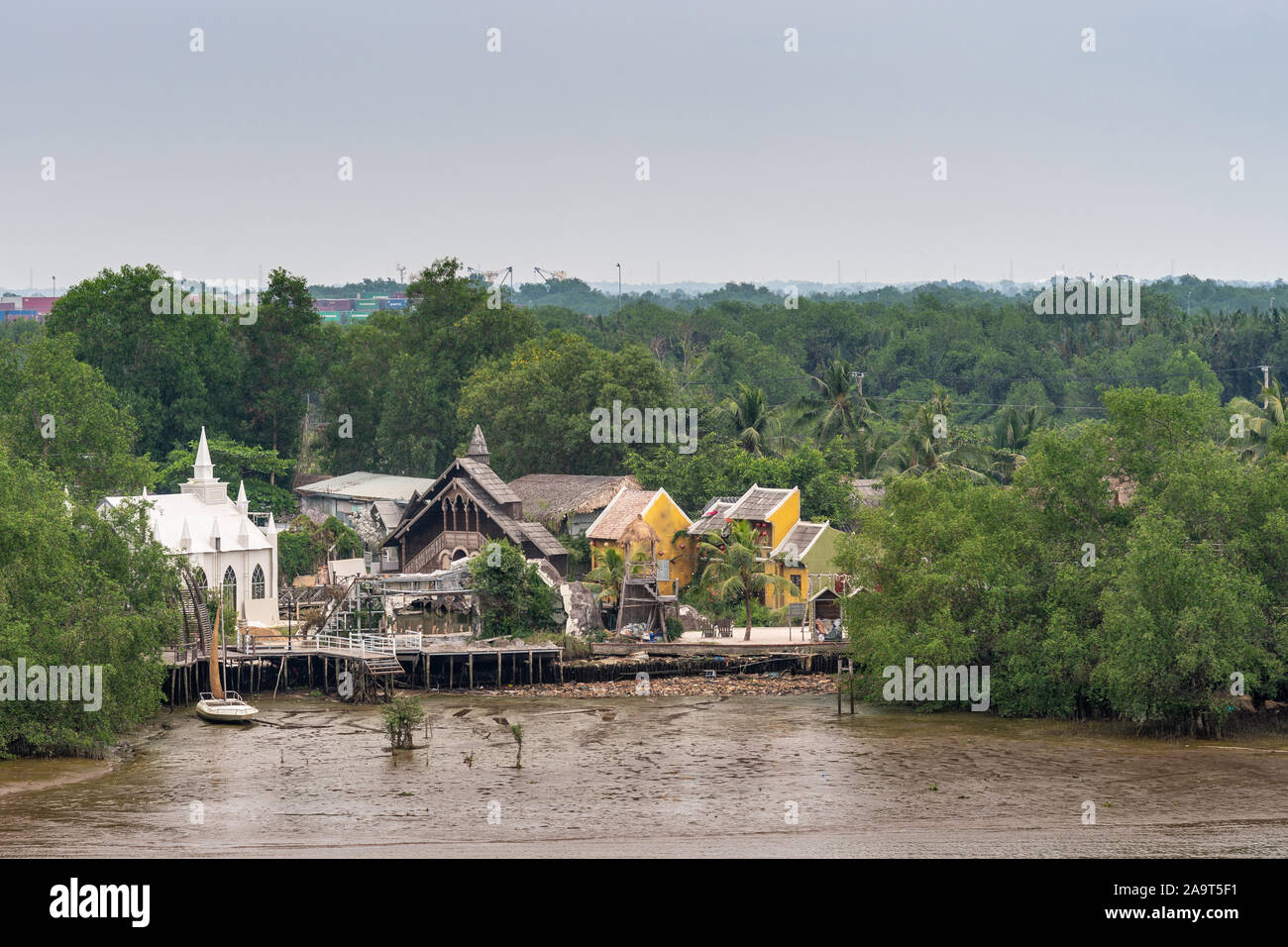 Ho Chi Minh City Vietnam - 12 mars 2019 : chanson fleuve Sai Gon. L''Amour Film School et studio caché dans le feuillage vert montre l'église comme bâtiment-blanc Banque D'Images