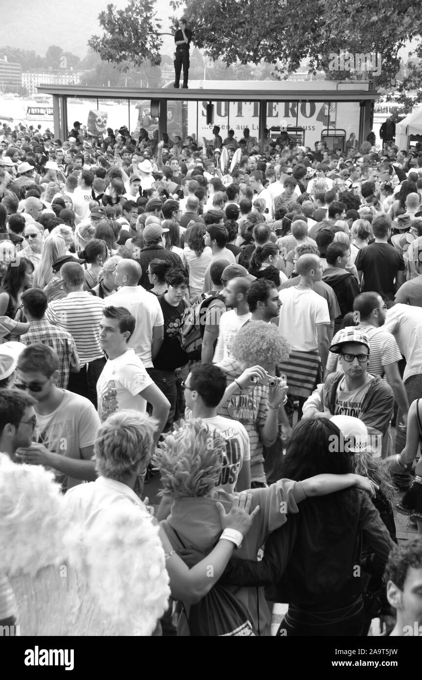 Streetparade Zürich : Les masses de peuples autochtones sont un grand défi pour la sécurité des peuples. Banque D'Images