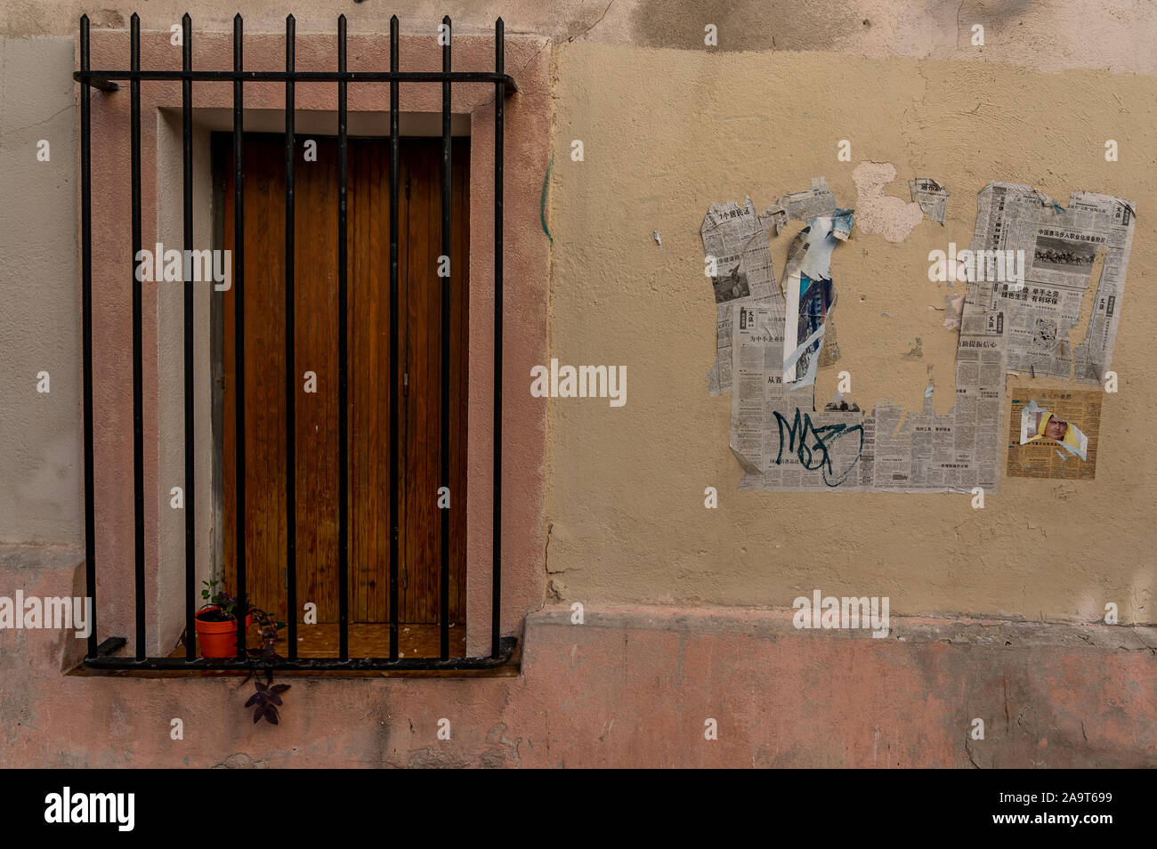 Jolie fenêtre en centre ville de Marseille, France Banque D'Images
