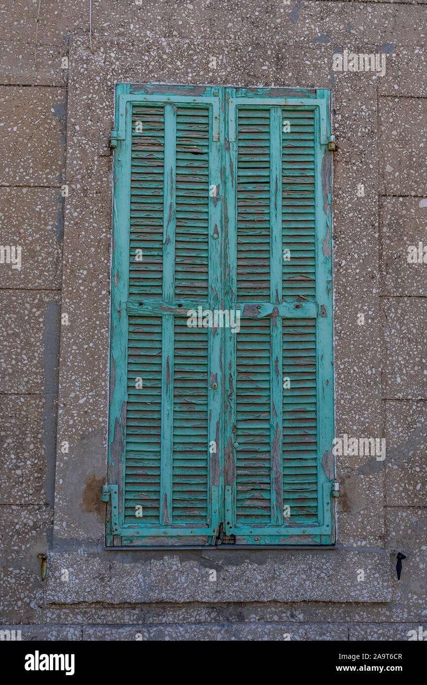Jolie fenêtre en centre ville de Marseille, France Banque D'Images