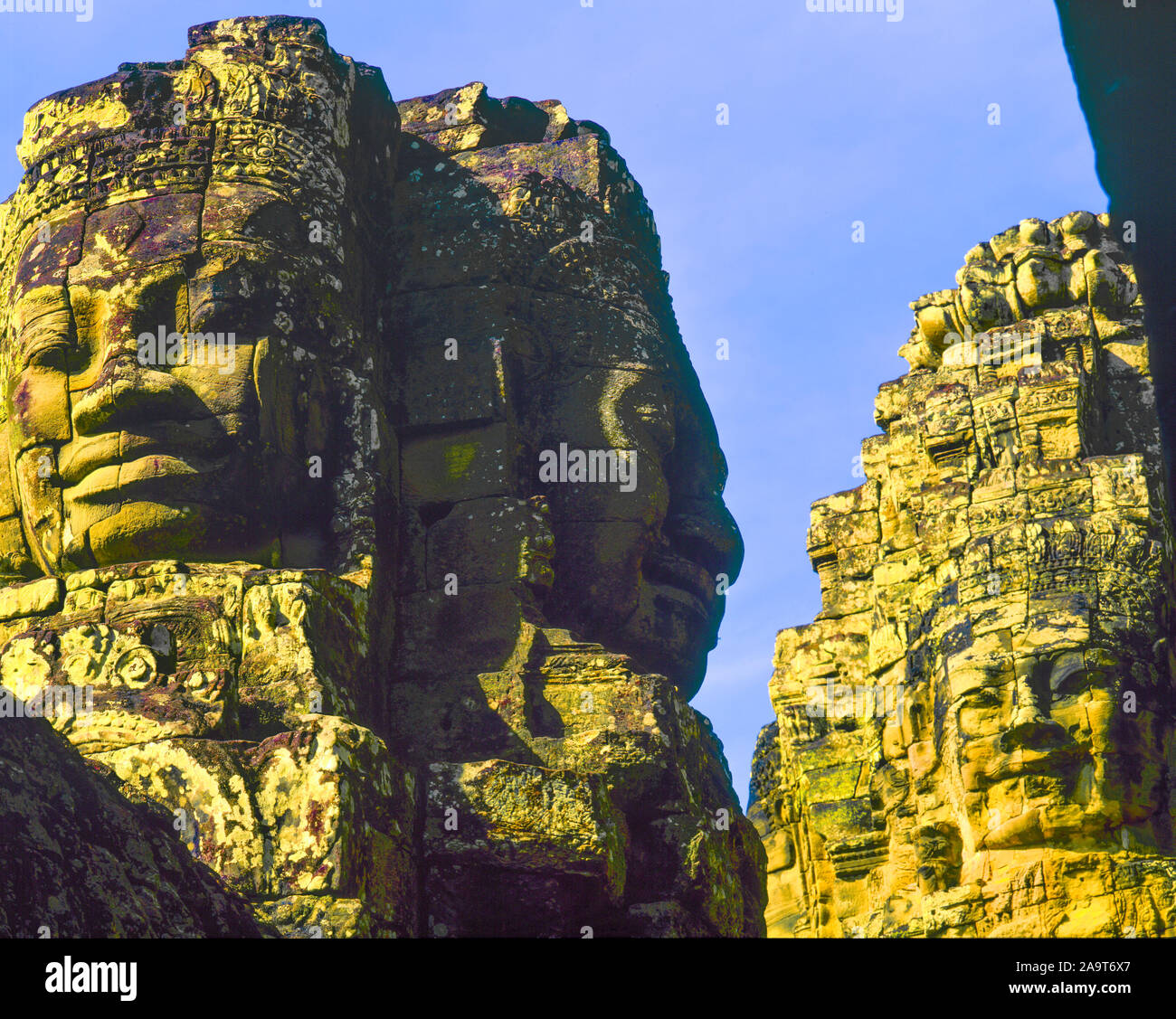 Sculptures énormes au temple Bayon, Angkor Watt Parc Archéologique, Cambodge, Ville d'Angkor Thom, construit 1100-1200 Culture AD Khmers ruines, SE Asia jungle Banque D'Images