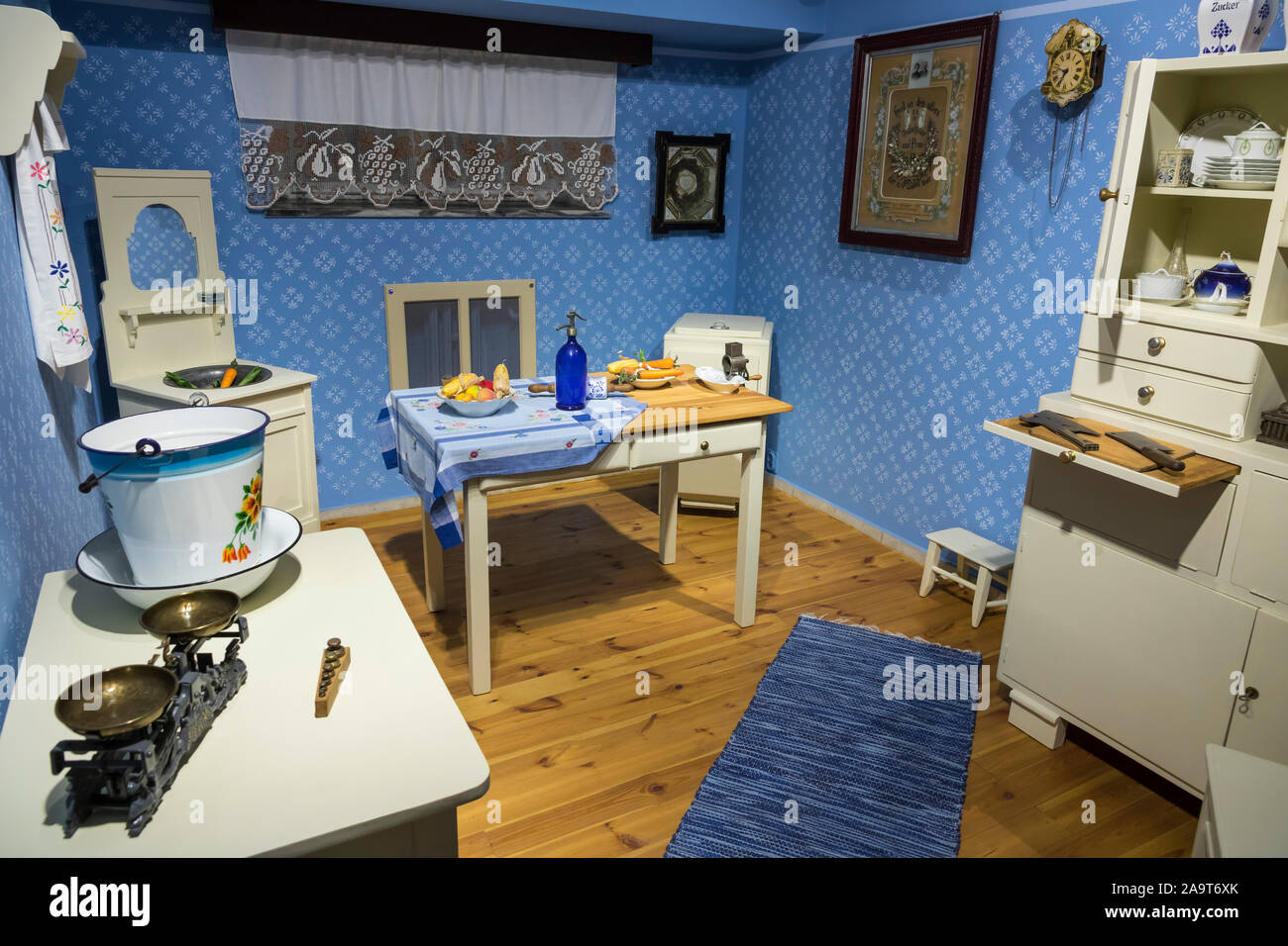 Cuisine bourgeoise traditionnelle. Vintage intérieur avec table et une commode. Banque D'Images