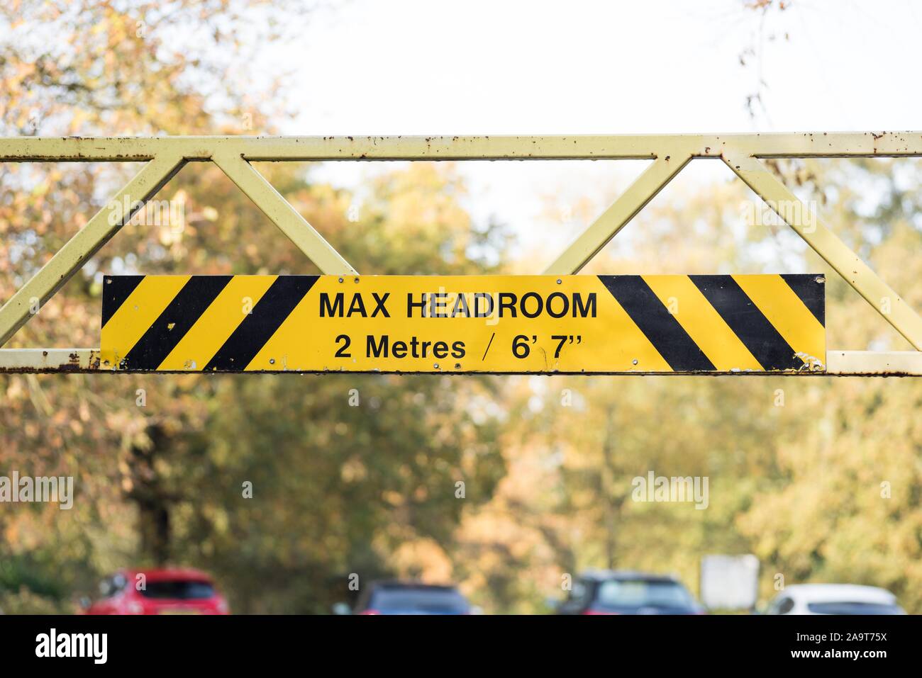 Limitation de hauteur de la tête avec signalisation et barres de fer sur toute la hauteur deux poteaux pour réduire l'utilisation abusive de l'espace de stationnement Banque D'Images