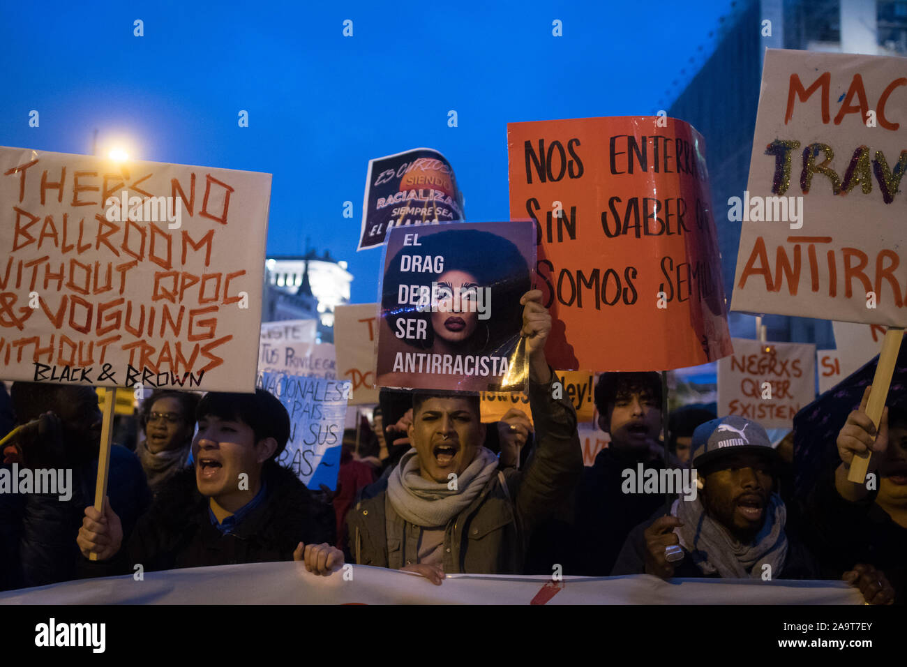 Madrid, Espagne. 17 novembre, 2019. Les gens avec des pancartes criant des slogans au cours d'une manifestation contre le racisme. Les manifestants exigent des politiques de lutte contre le racisme et la xénophobie en tant que partis d'extrême-droite telles que Vox ont augmenté en général dernière élections espagnoles. Credit : Marcos del Mazo/Alamy Live News Banque D'Images