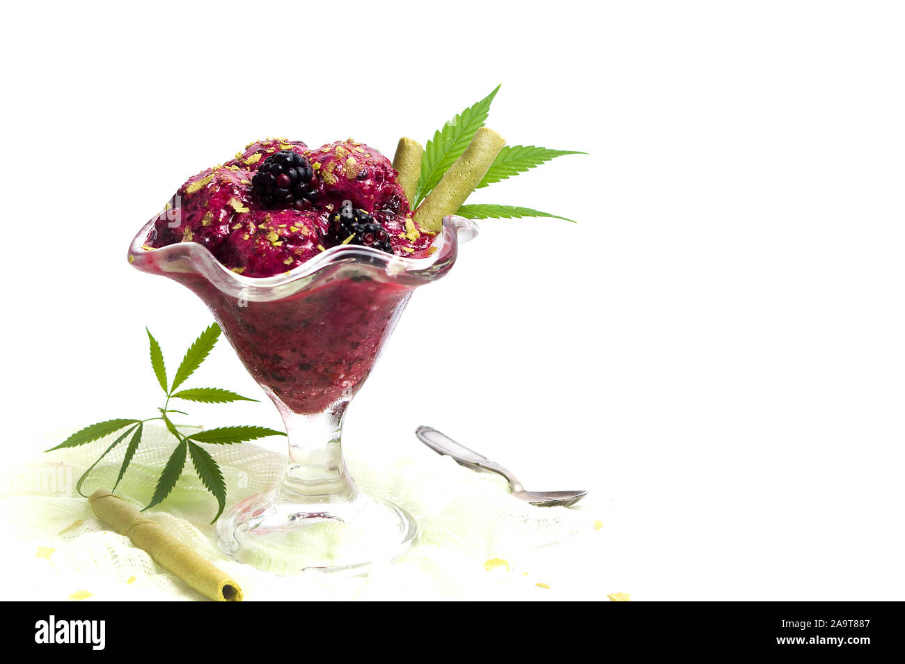 Blackberry la crème glacée aux fruits avec de la marijuana dans une tasse isolée Banque D'Images